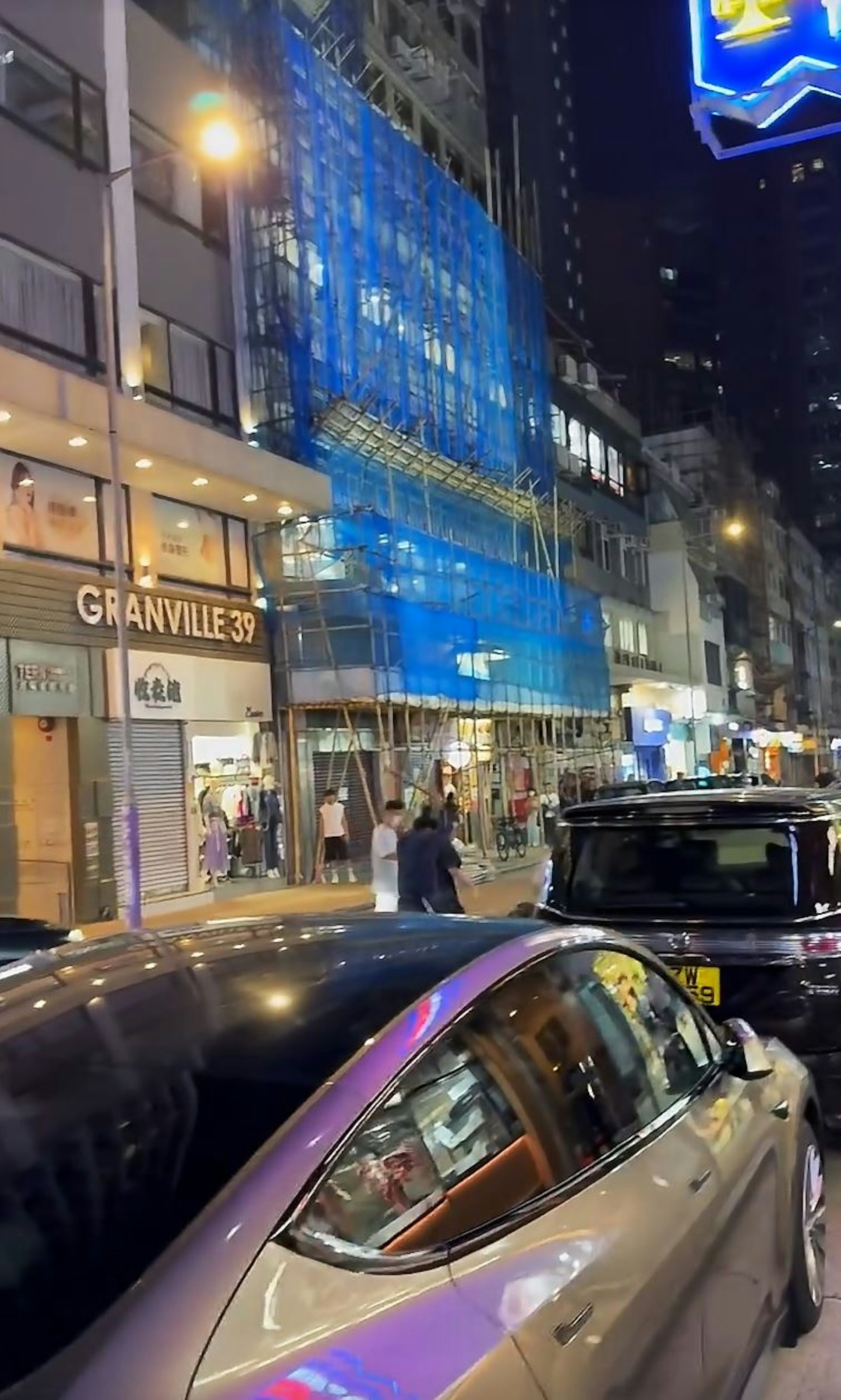 其他人见状立即上前围殴,将黑褛男打到倒地,甚至持棍狠扑。