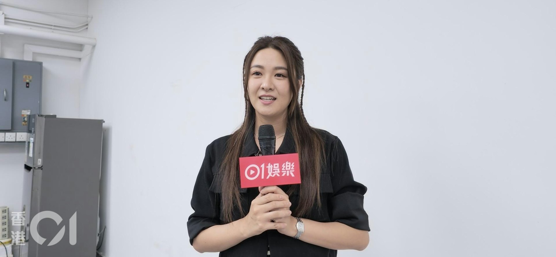 对于《你的保安 李宝安》「撼」《爱.回家之三代同糖》,作为前无线艺人,Kaman认为:「其实系唔同主题嚟㗎喎,冇得咁样去比拼嘅,因为大家可能用嘅人又唔同,故仔又唔同,好难咁样去比较,咁样对大家都唔公平。」