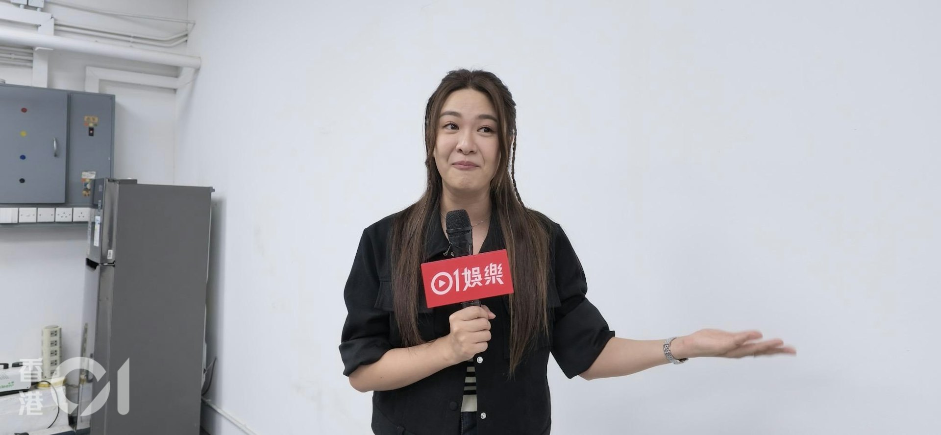 Kaman解释自己并非炫富:「我系未适应到新电话,因为我以前系用iPhone 11嚟㗎咋,我有收到message直程话我炫富,用iPhone炫富,咁如果系,香港全部都有钱人啦!用iPhone就系炫富?我未玩得掂个iPhone啊真系。」