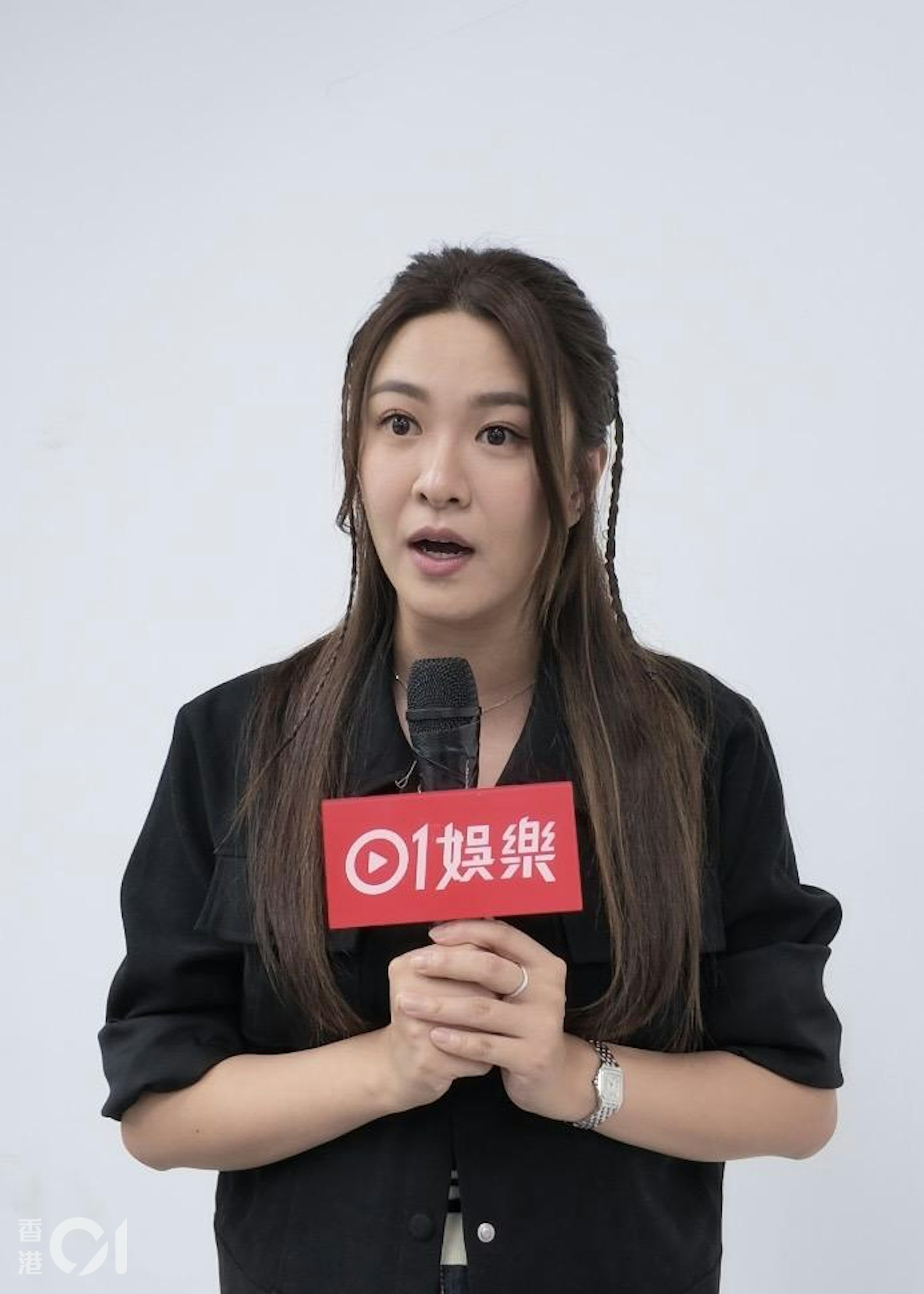 至于身旁叔叔被指是「金龟」,Kaman澄清当日一班人全部是朋友,被问到会否有发展空间,她反应甚大、斩钉截铁表示不可能:「啋!你讲隔篱个Uncle?啋!我哋成班认识,佢睇住我大,auntie喺隔篱㗎!唔明点解镜头唔影埋auntie,你哋唔好咁样样啦!睇住我大㗎……喺隔篱,我系世侄女嚟㗎,人哋个女都识我㗎。」