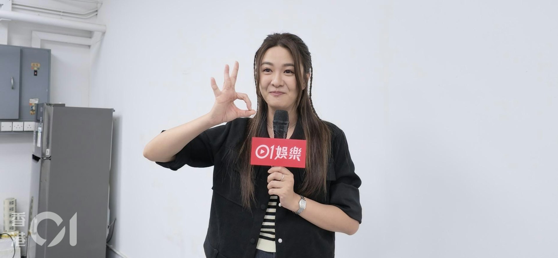 江嘉敏澄清当日被影到「弹弹吓」,是因为自己支持的马跑第三,由于是人生第一次买马及赢钱,所以太兴奋;不过她又透露镜头没影到的后续,就是她原来冇「送出」投注,所以食诈糊。