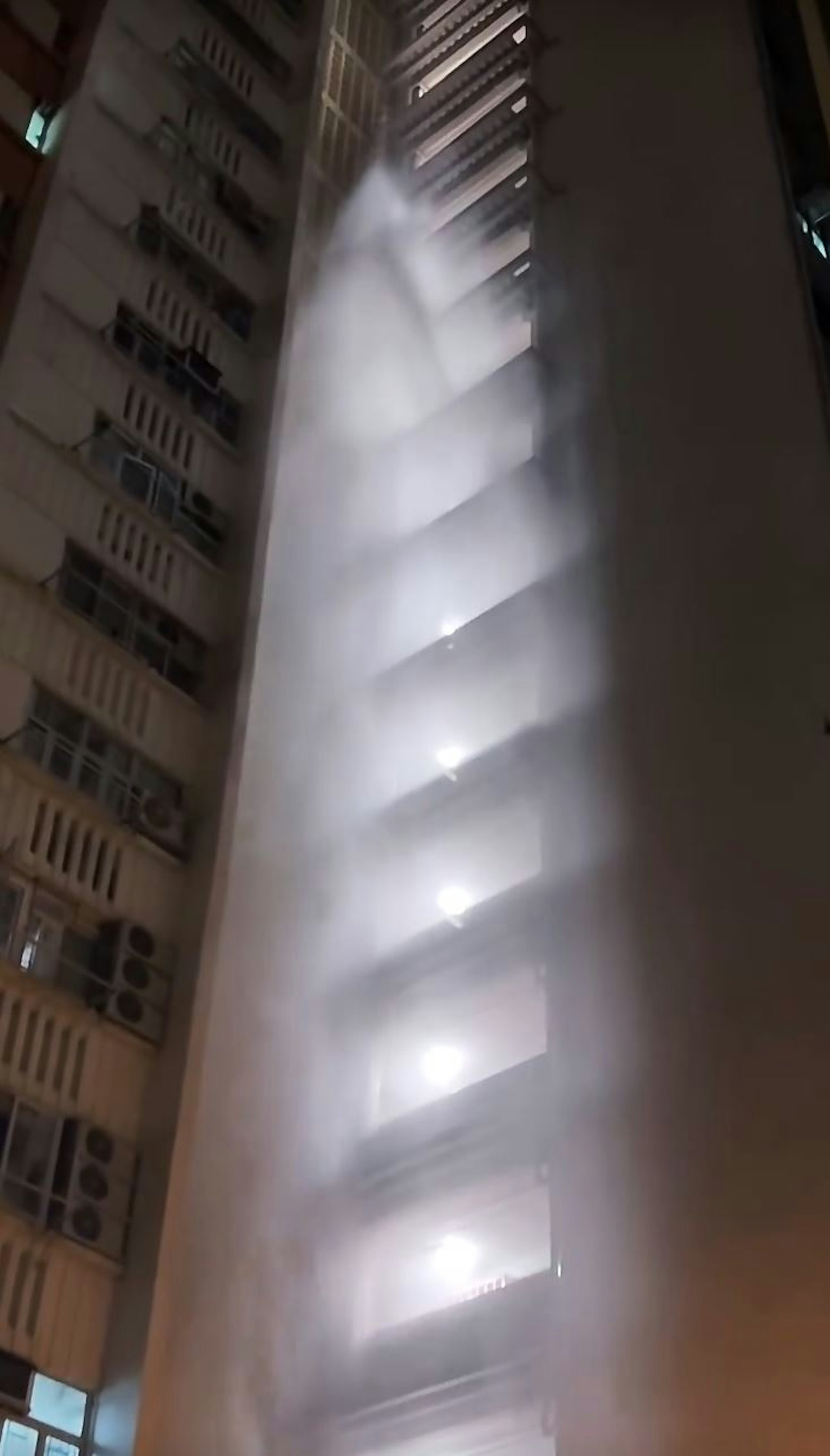坪石邨水管爆裂水柱冲天 两男合力关阀全身湿透 坪石邨水管爆裂水柱冲天 两男合力关阀全身湿透