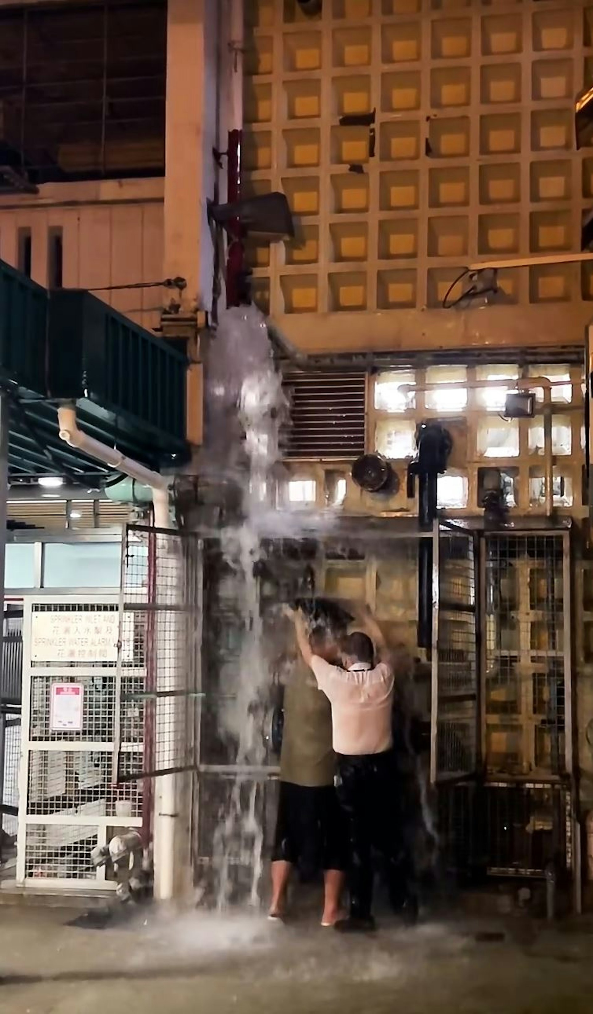 随着水掣关上,水势越来越弱,两人全身湿透。