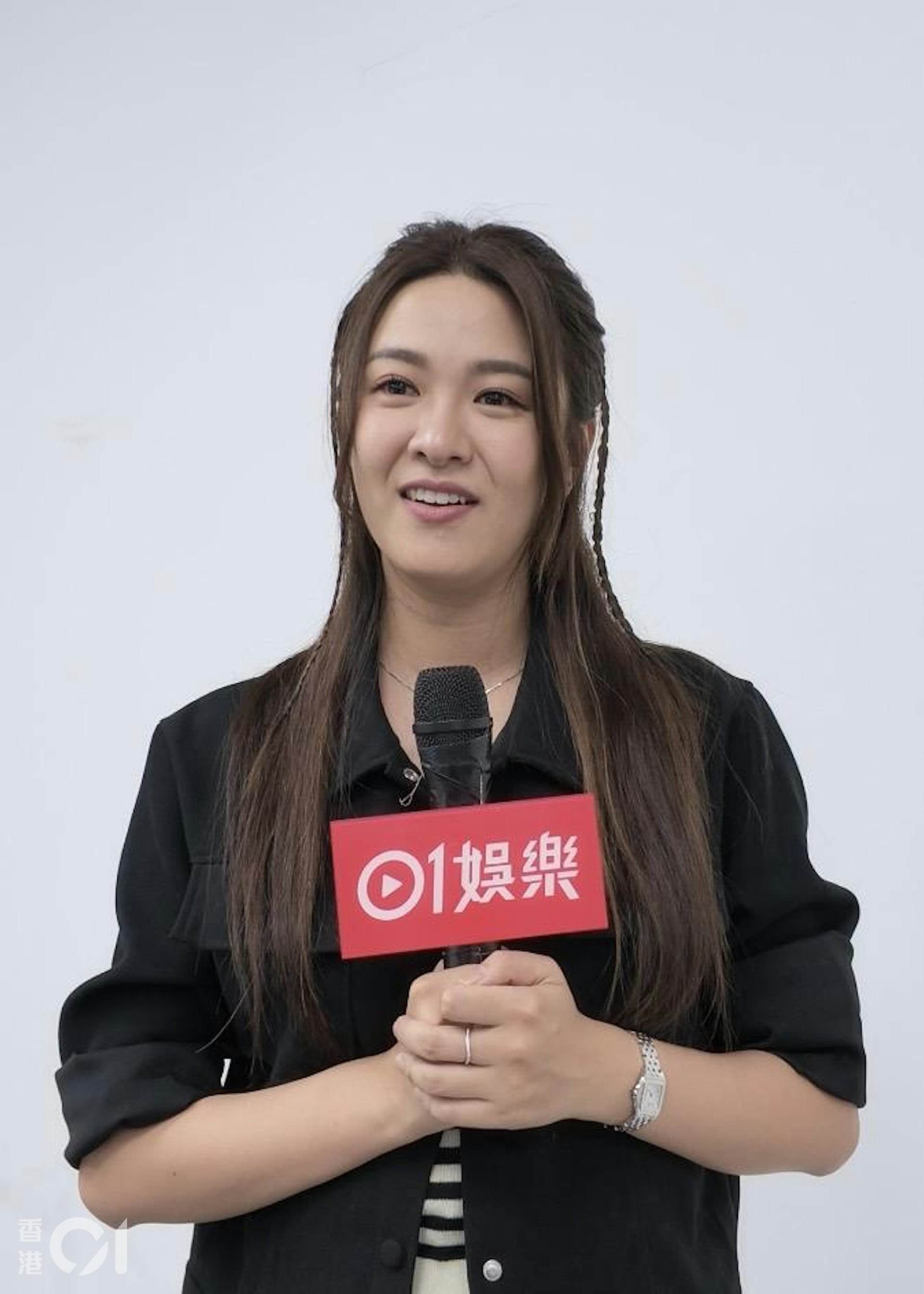江嘉敏大赞美仪姐好人,指她会记住合作人员的喜好,再送礼物,自己也收过对方送的Snoopy:「我觉得一位前辈同你合作,讲真,拍完一套剧之后未必会再见面,其实佢完全冇必要去记阿女钟意咩,完全冇一个义务同责任去做呢样嘢,所以佢对我嚟讲系一个好好嘅妈妈同埋一个前辈!」