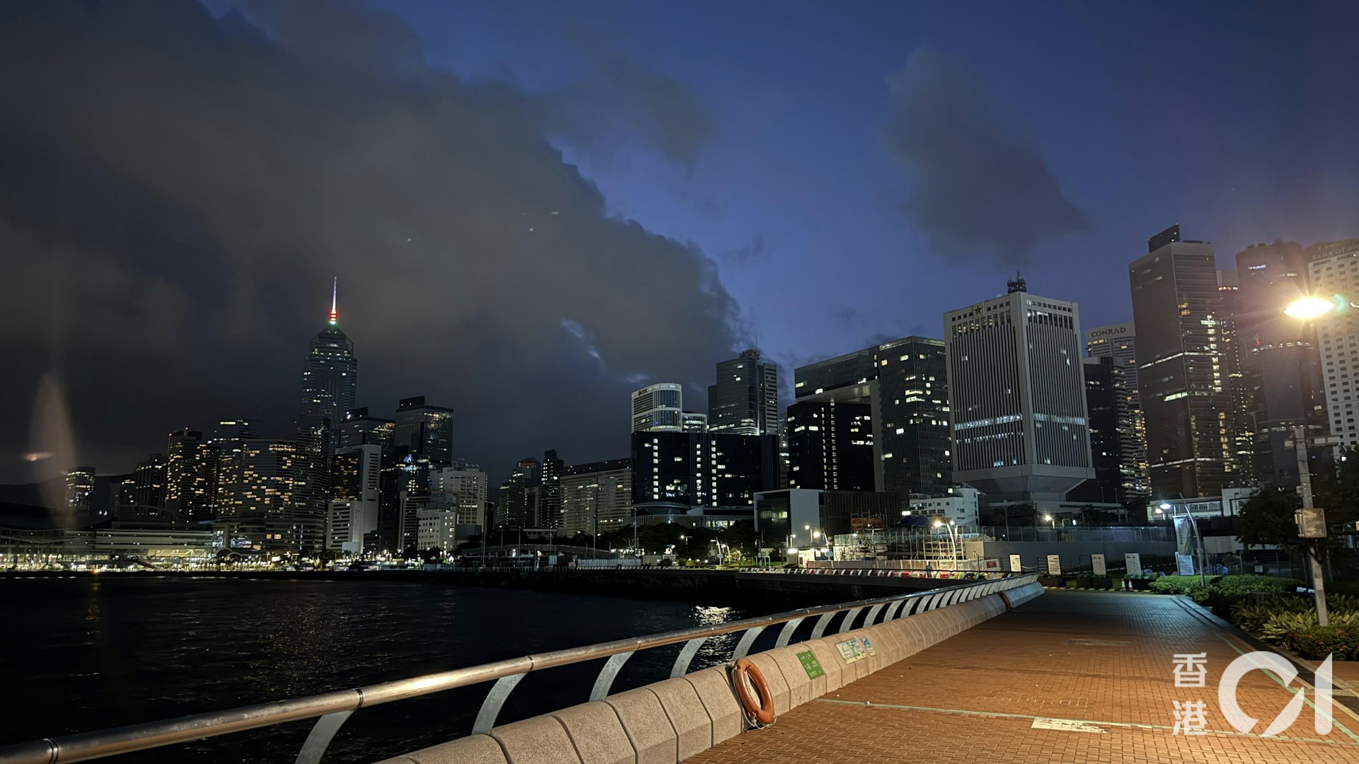 天文台表示,今日(17日)大致多云。早晚有一两阵雨,日间短暂时间有阳光,最高气温约30度,吹和缓东风,风势间中清劲。