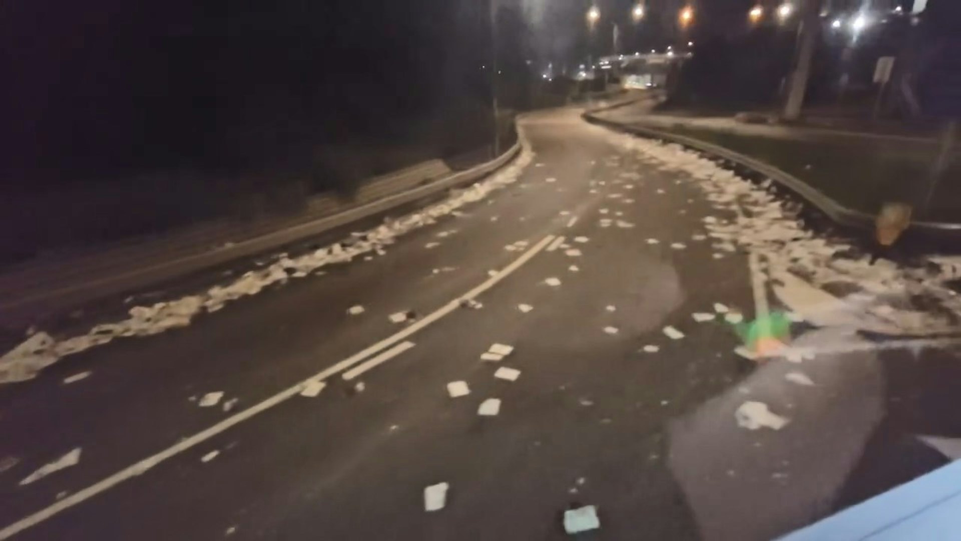 屯门龙富路回旋处昨日(16日)晚上现大量白纸,四散铺满回旋处路旁。