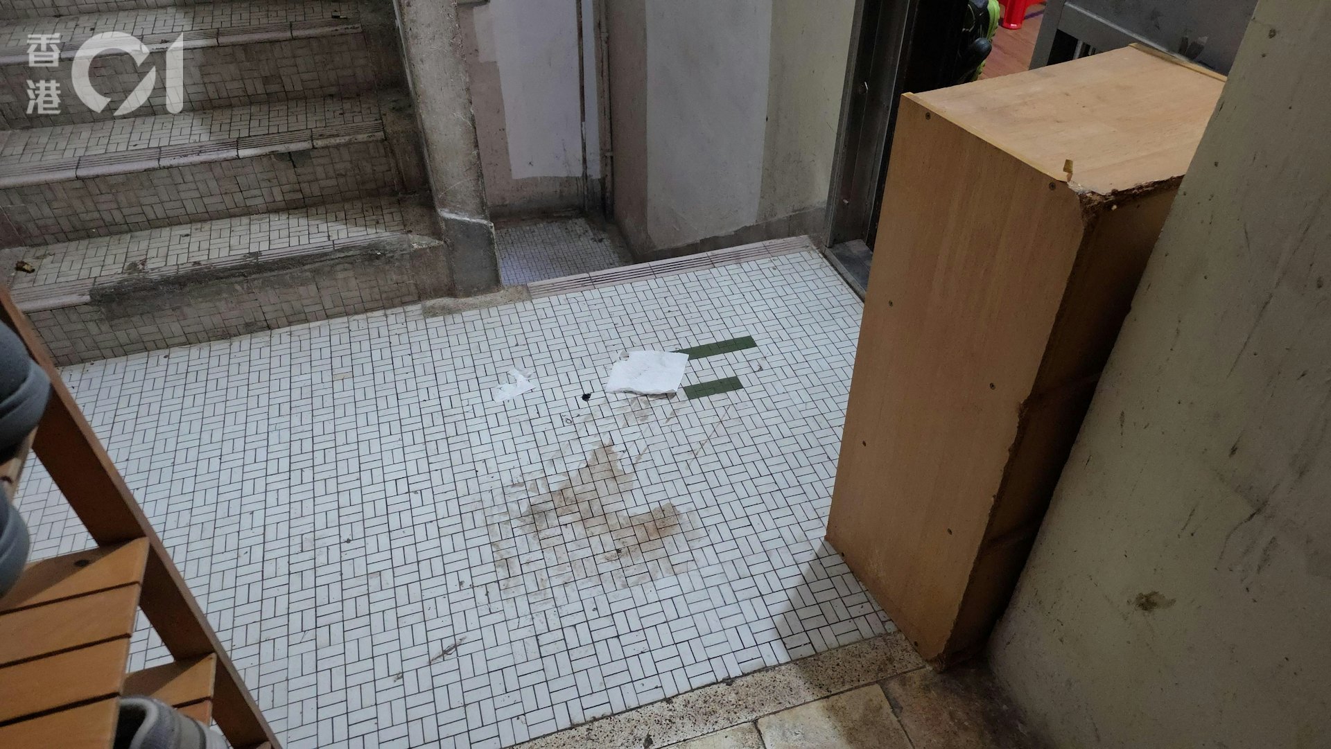 土瓜湾唐楼惊现6人暴力入侵,女住户伤重遭劫财物 土瓜湾唐楼惊现6人暴力入侵,女住户伤重遭劫财物