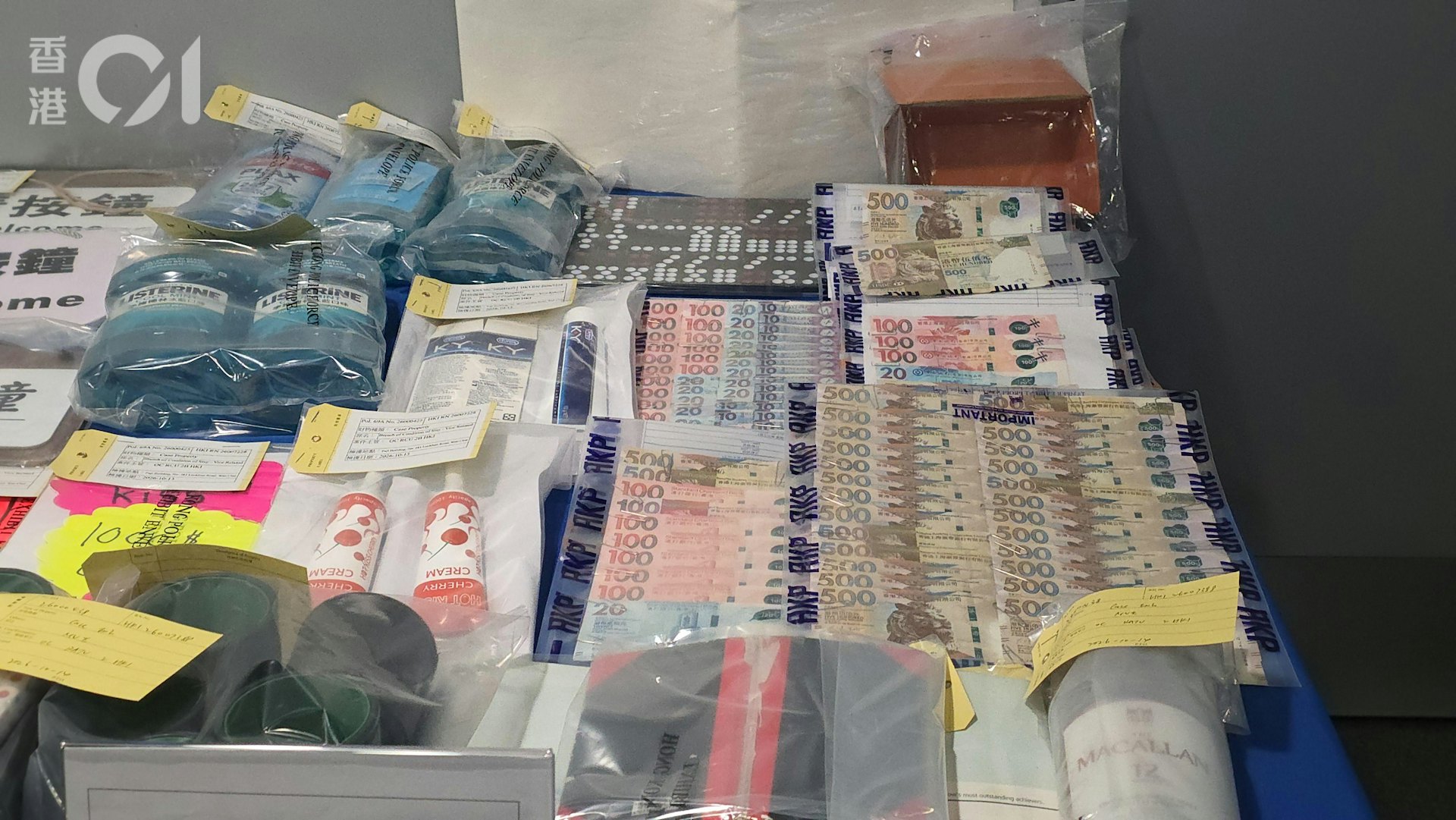 警方检获大量现金。