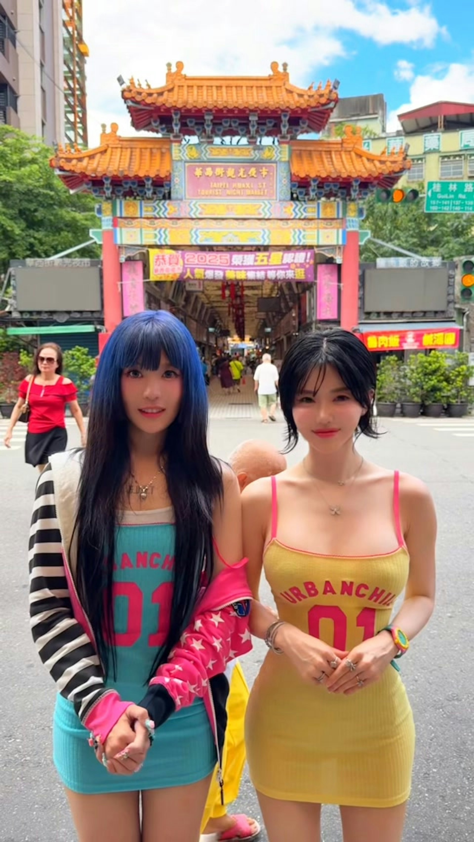 近期女团HUR+成员C.Holly跟DJ SODA频合体宣传新歌《花心大萝卜》。(IG@c.holly.com_)