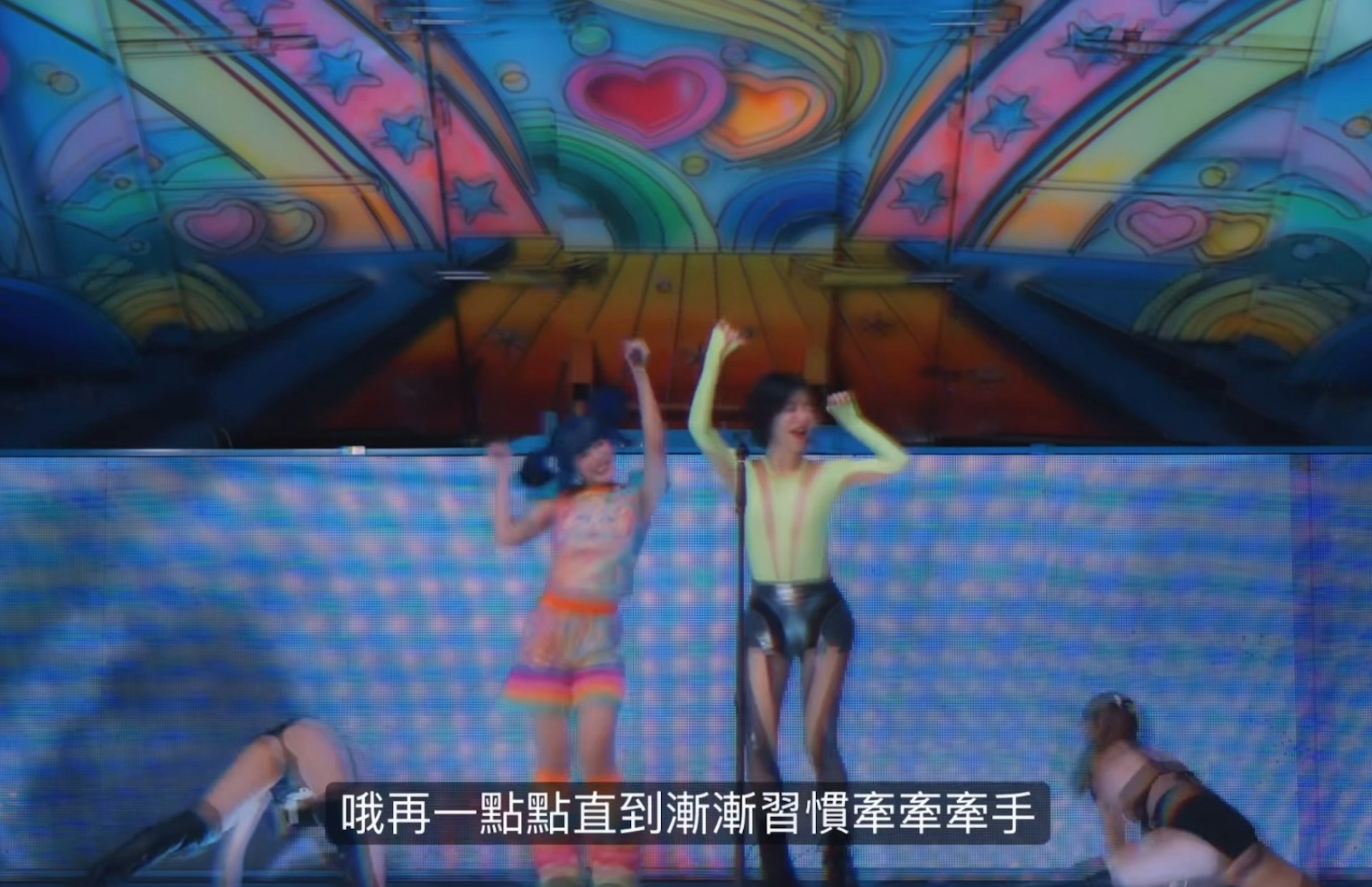 HUR+成员C.Holly X DJ SODA《花心大萝卜》MV截图