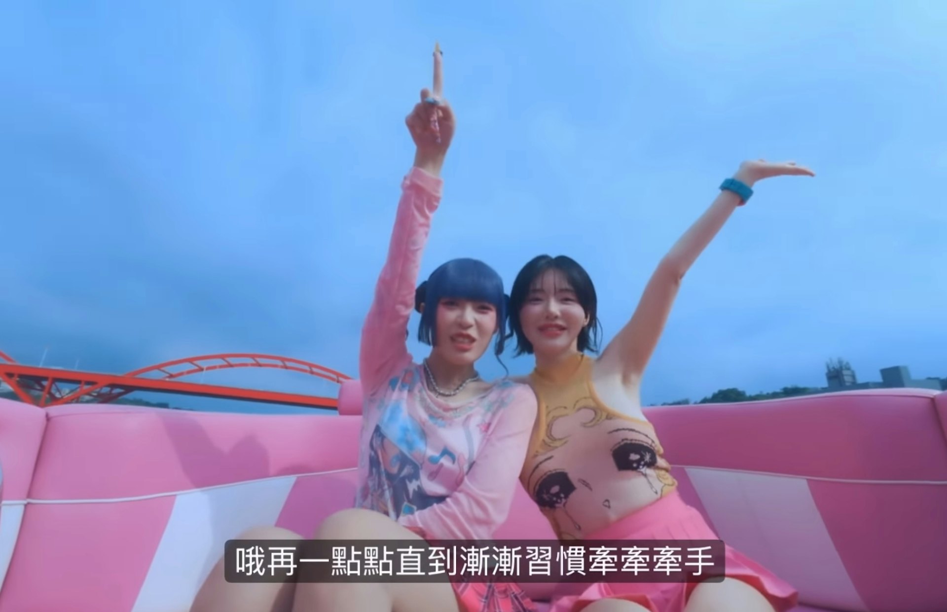 HUR+成员C.Holly X DJ SODA《花心大萝卜》MV截图