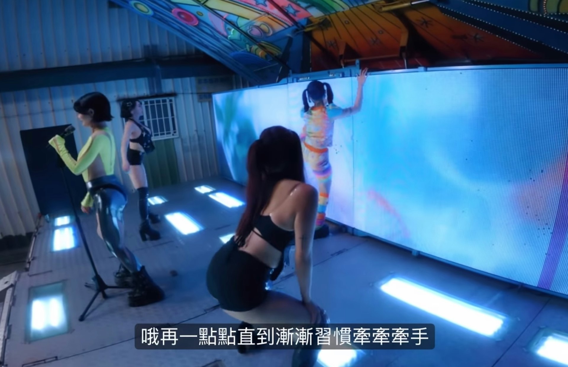 HUR+成员C.Holly X DJ SODA《花心大萝卜》MV截图