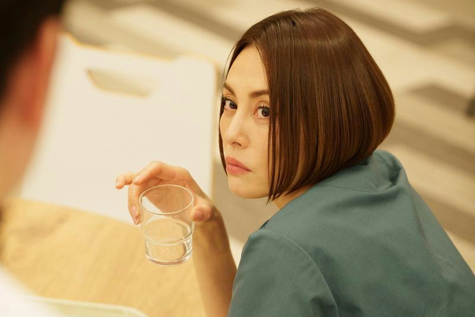 日版《Doctor X》大门未知子每场手术后必喝糖浆、閒时打麻将。(《女医神Doctor X》剧照)