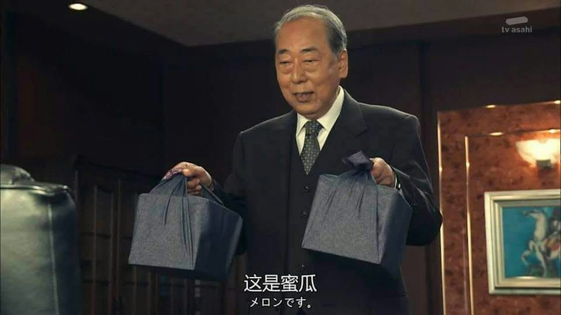 日版《Doctor X》介绍所所长神原晶(岸部一德饰)是男性,与大门未知子情同师徒、家人,左为饰演麻醉师的内田有纪。(《女医神Doctor X》剧照)