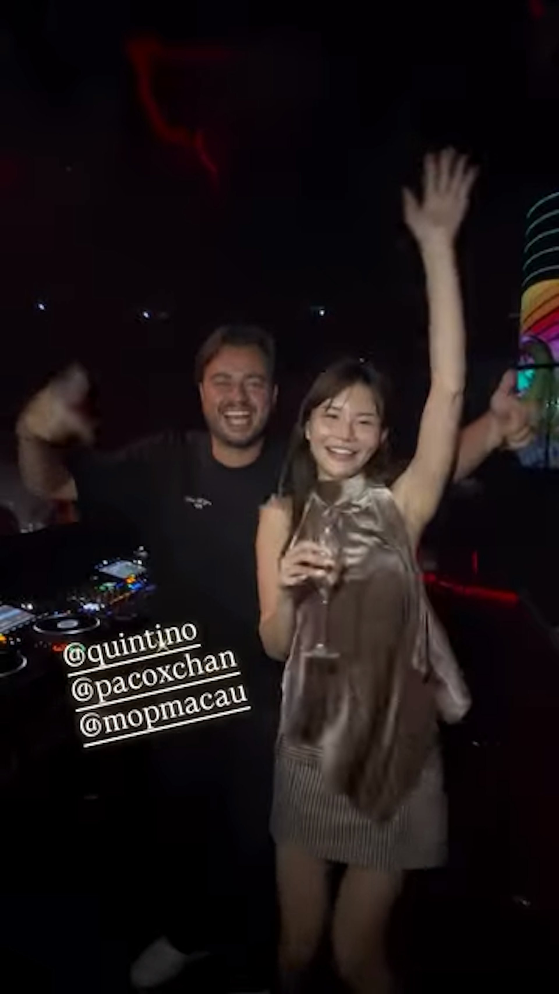 五索手持香槟与荷兰顶级电音DJ Quintino兴奋晒V合照。(IG@5kidsokma)