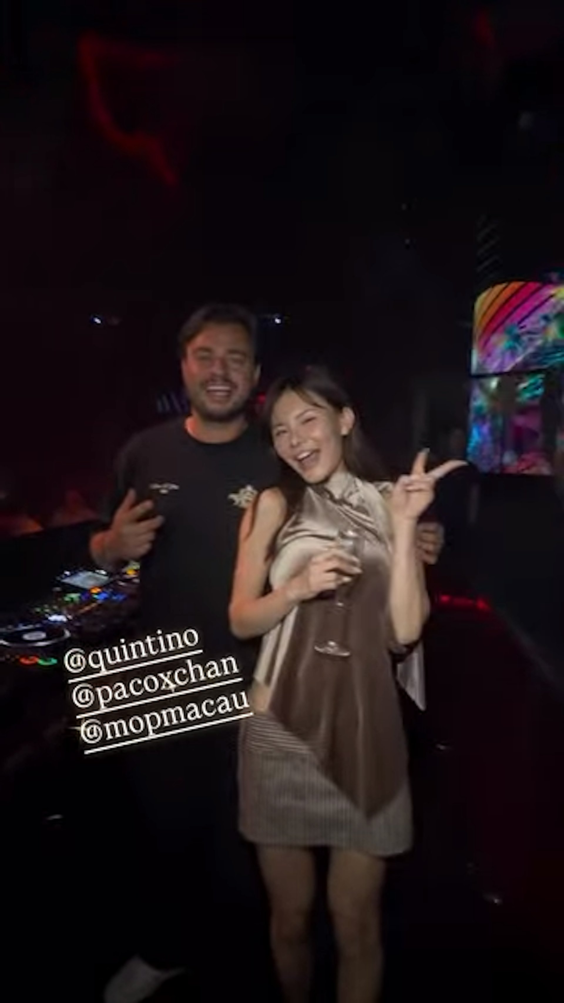 五索手持香槟与荷兰顶级电音DJ Quintino兴奋晒V合照。(IG@5kidsokma)