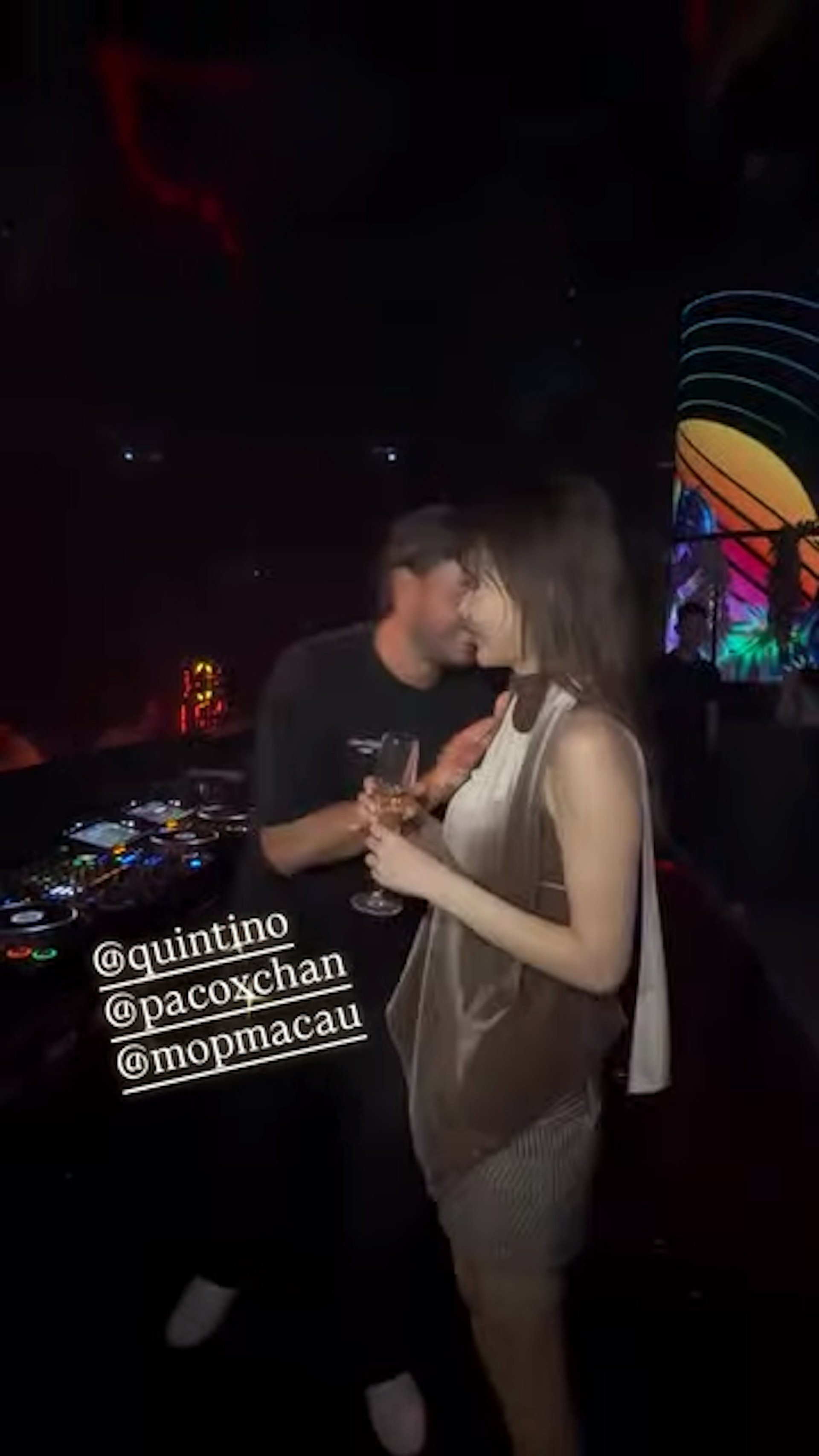 五索手持香槟与荷兰顶级电音DJ Quintino兴奋晒V合照。(IG@5kidsokma)
