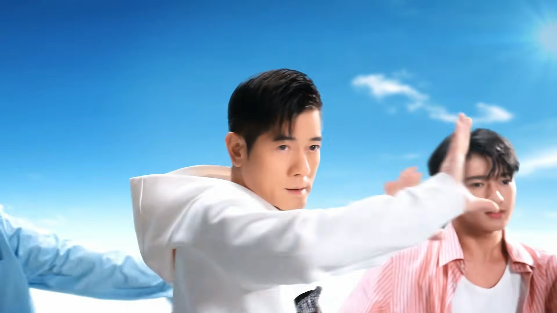 天王郭富城获委任为香港保安局「荣誉禁毒专员」,出席大型禁毒宣传企划时,亦有做出相似动作。(YouTube@香港特区政府新闻处)