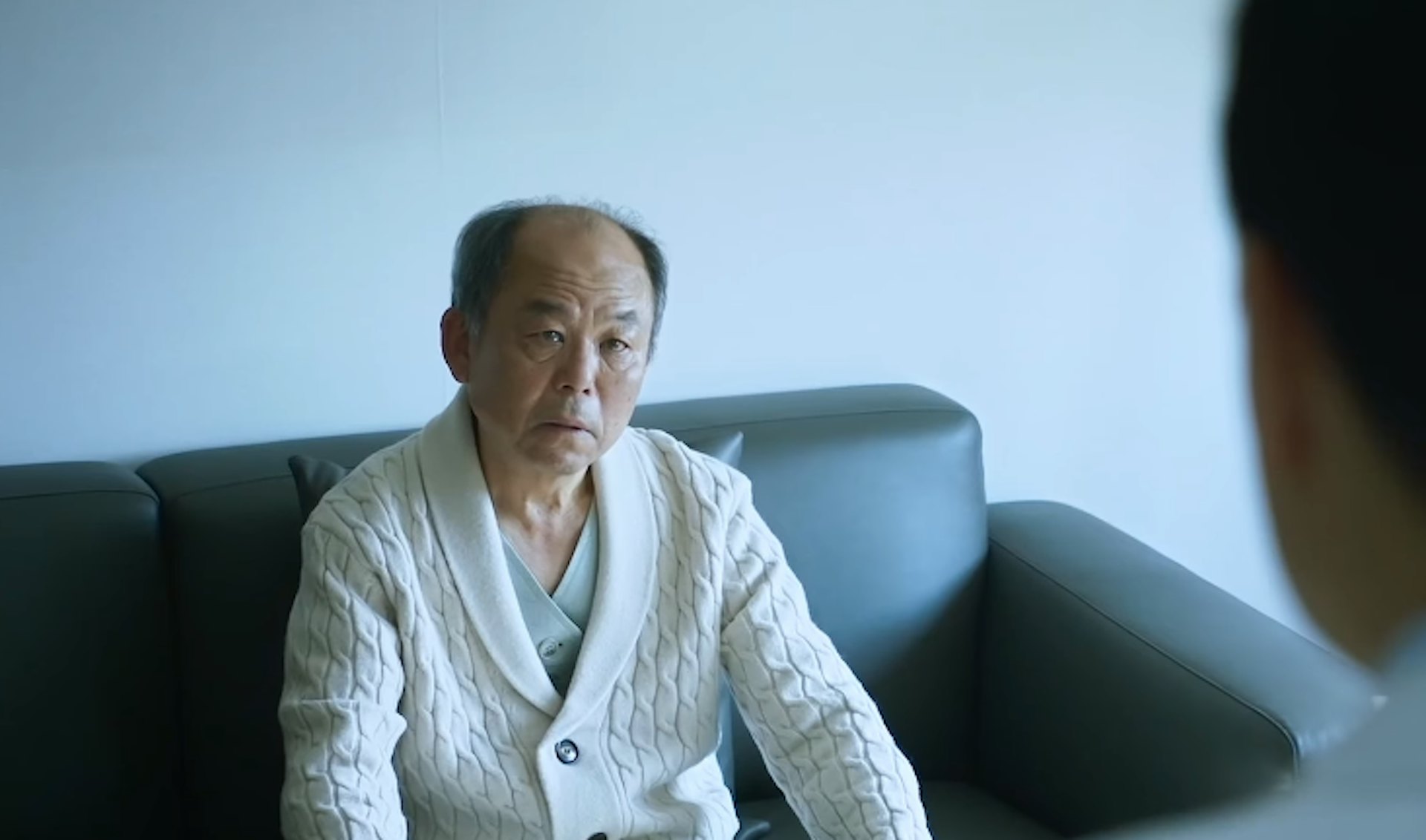《Doctor X》第2集讲述患胰脏癌的企业会长朴光哲(金基天饰)与家境贫困的患癌15岁少女李珠熙(柳娜饰)同日接受手术。(《Doctor X》剧照)