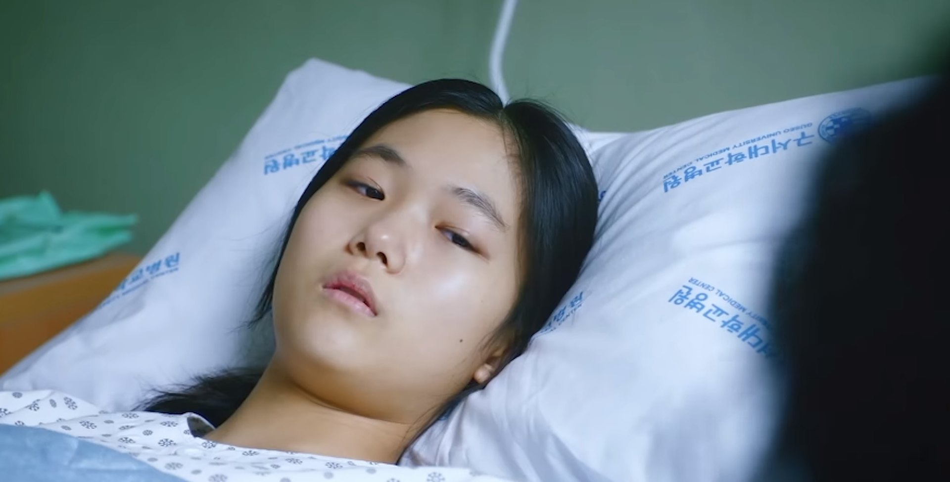《Doctor X》第2集讲述患胰脏癌的企业会长朴光哲(金基天饰)与家境贫困的患癌15岁少女李珠熙(柳娜饰)同日接受手术。(《Doctor X》剧照)