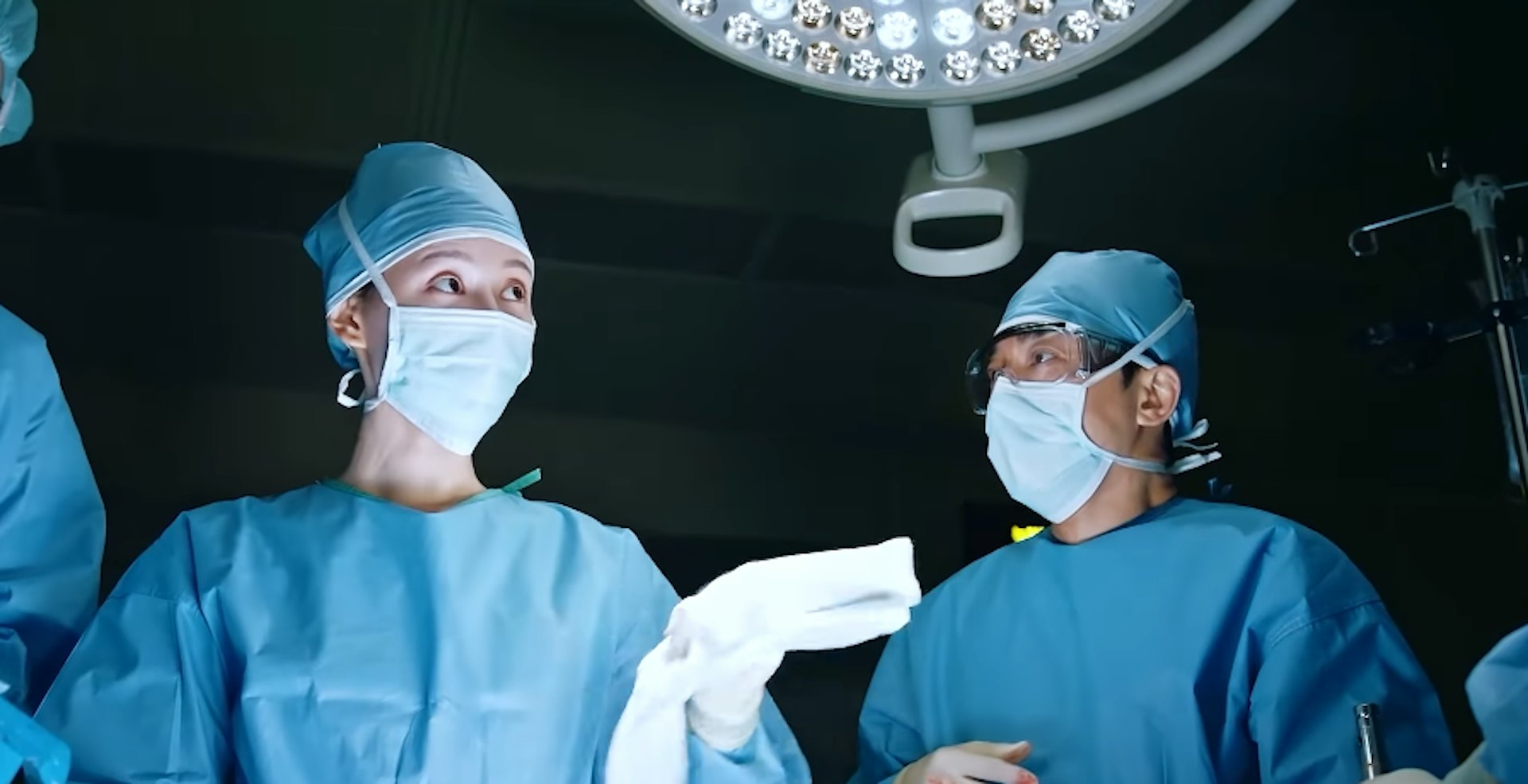 《Doctor X》实习医生朴泰庆(金宇锡饰)在手术室外拦截桂水晶(金智媛饰),指责她忽视普通病人的安危。(《Doctor X》剧照)