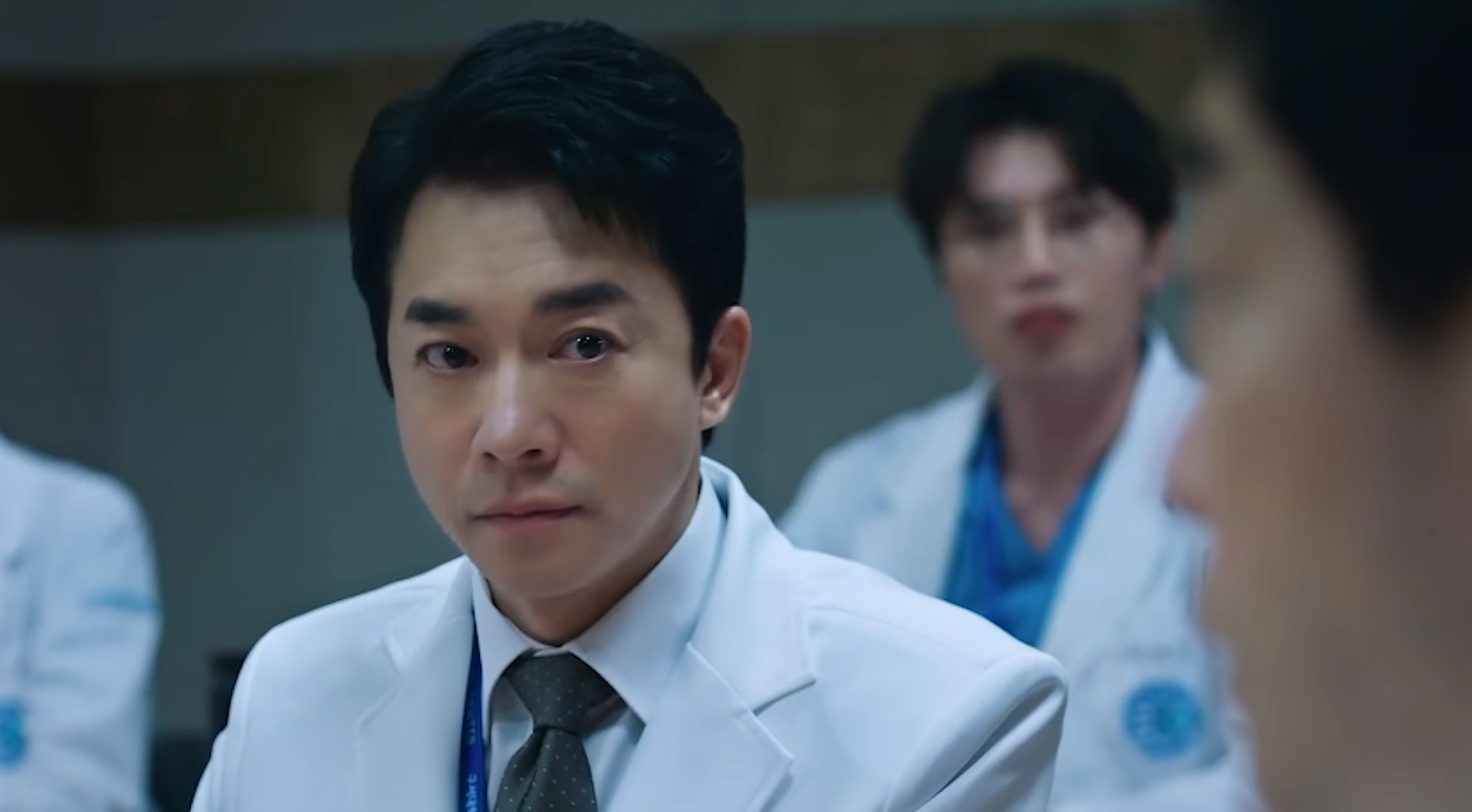 《Doctor X》剧情中主理VIP会长手术的外科主任都允植(金英民饰)发现肿瘤扩散超出预期,临阵决定放弃,想缝合开刀伤口了事。(《Doctor X》剧照)