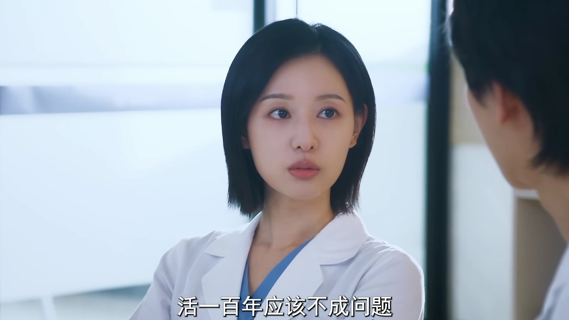贫富悬殊与权贵特权的鲜明对照,正是《Doctor X》意图探讨的核心议题。(《Doctor X》剧照)