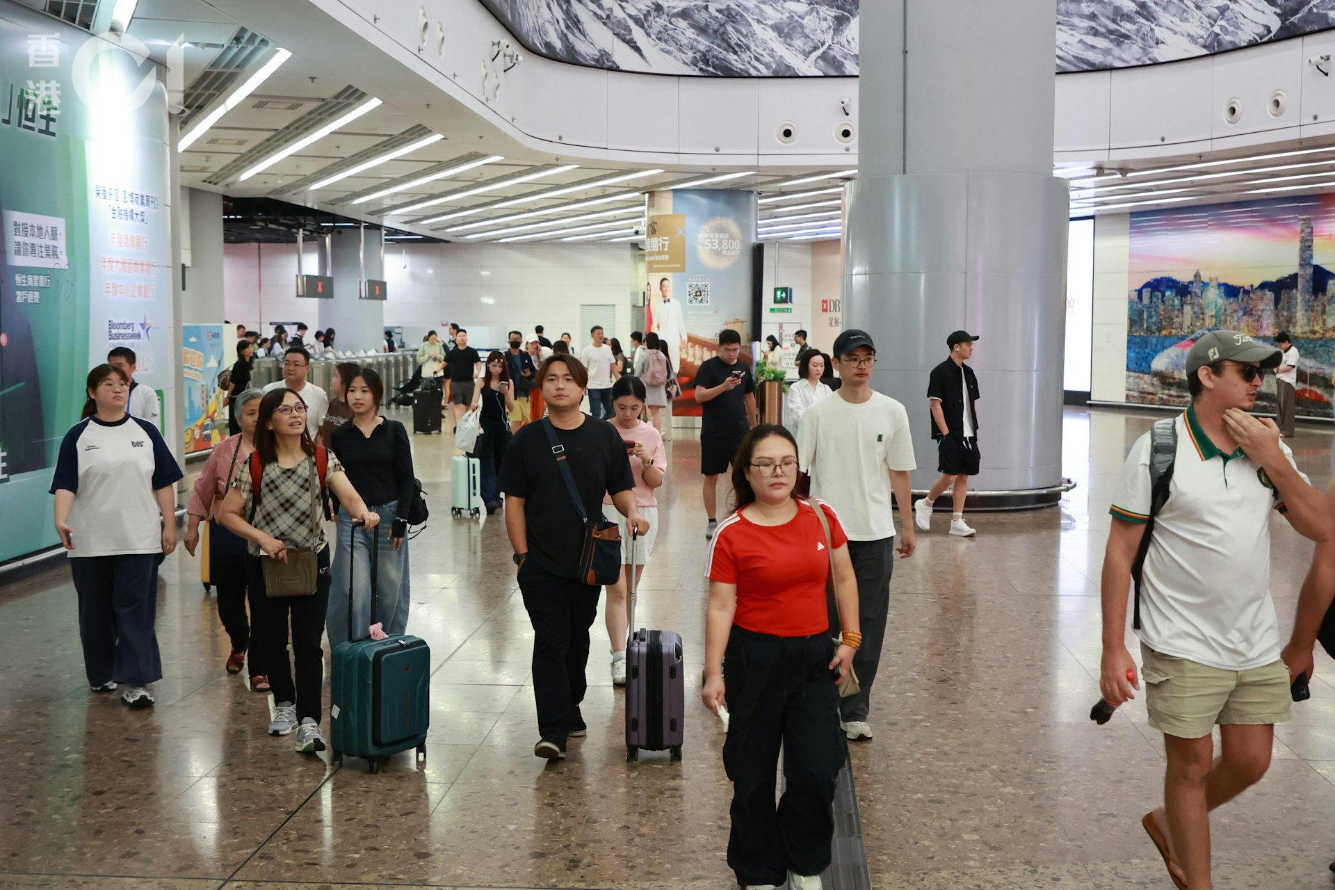 虽然重阳节并非内地假期,亦有内地旅客趁周末到港游玩。图为高铁站入境闸口。