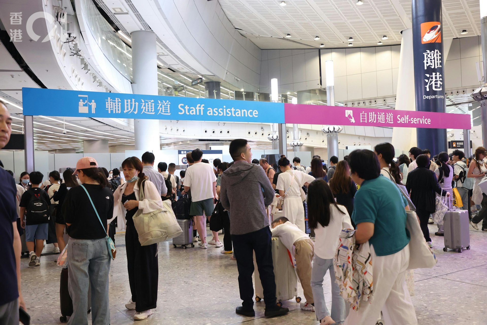 今日(17日)中午西九龙高铁站离境处人头涌涌。