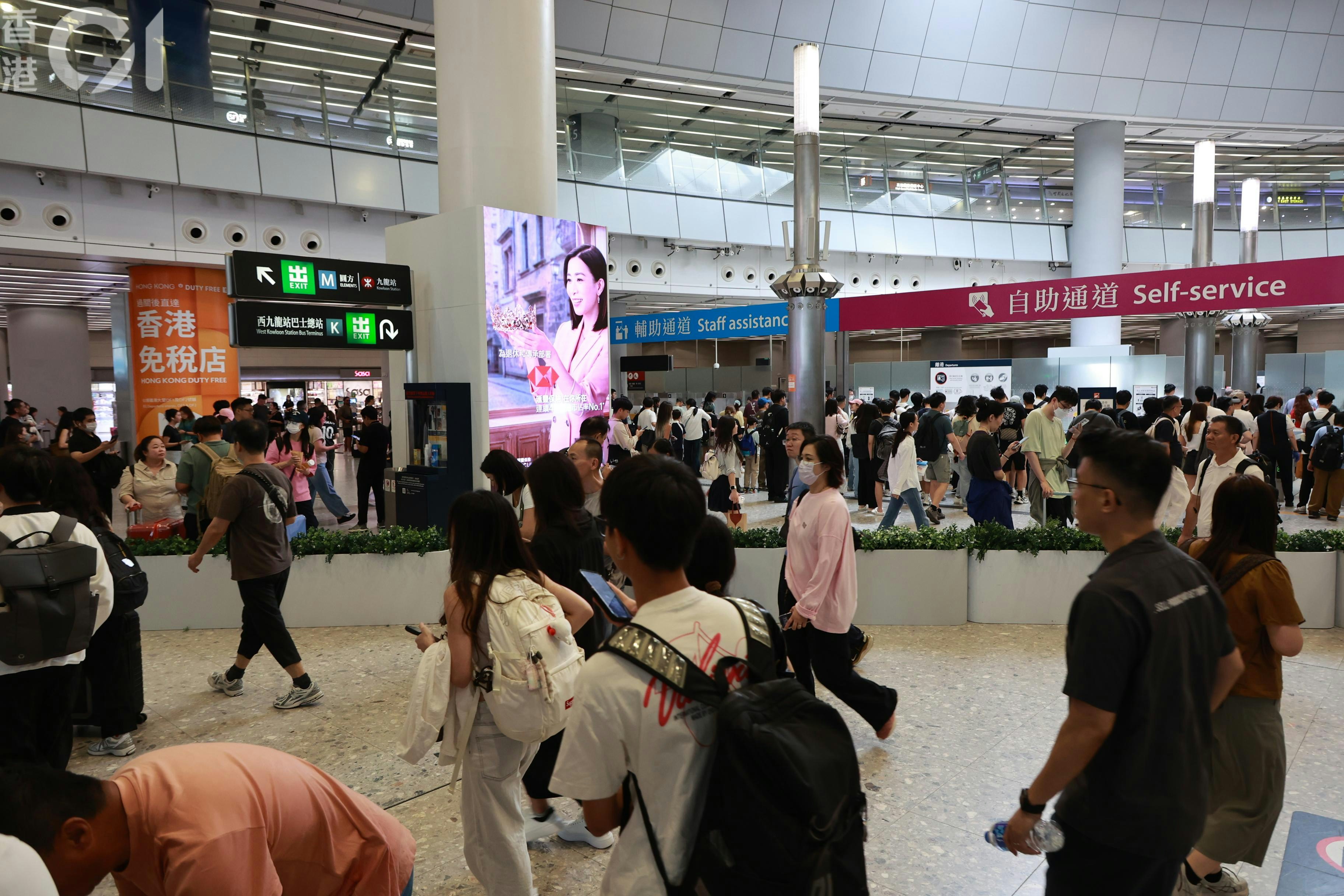 今日(17日)中午西九龙高铁站离境处人头涌涌,但未算挤逼。
