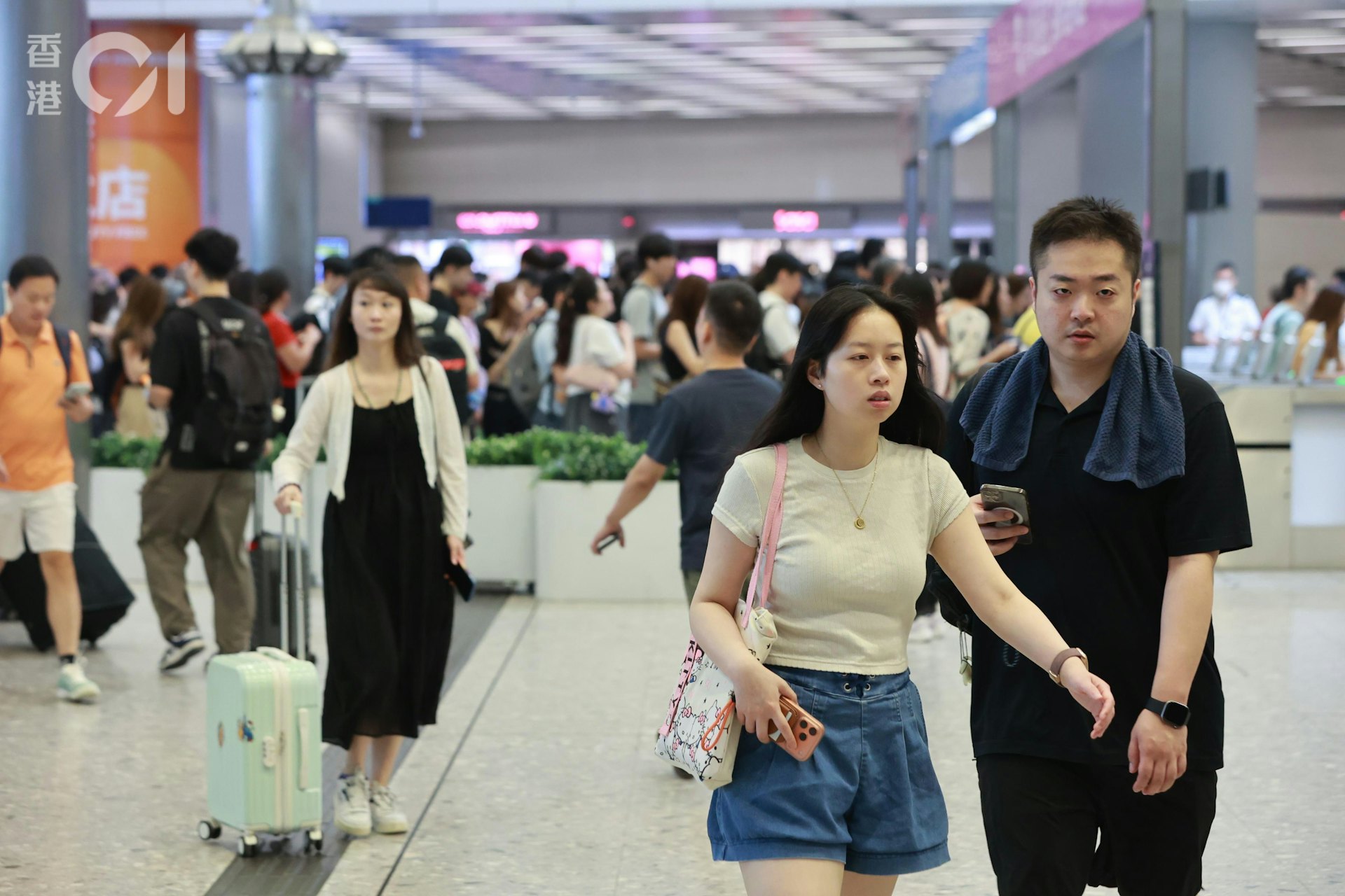今日(17日)中午西九龙高铁站离境处人头涌涌,但未算挤逼。