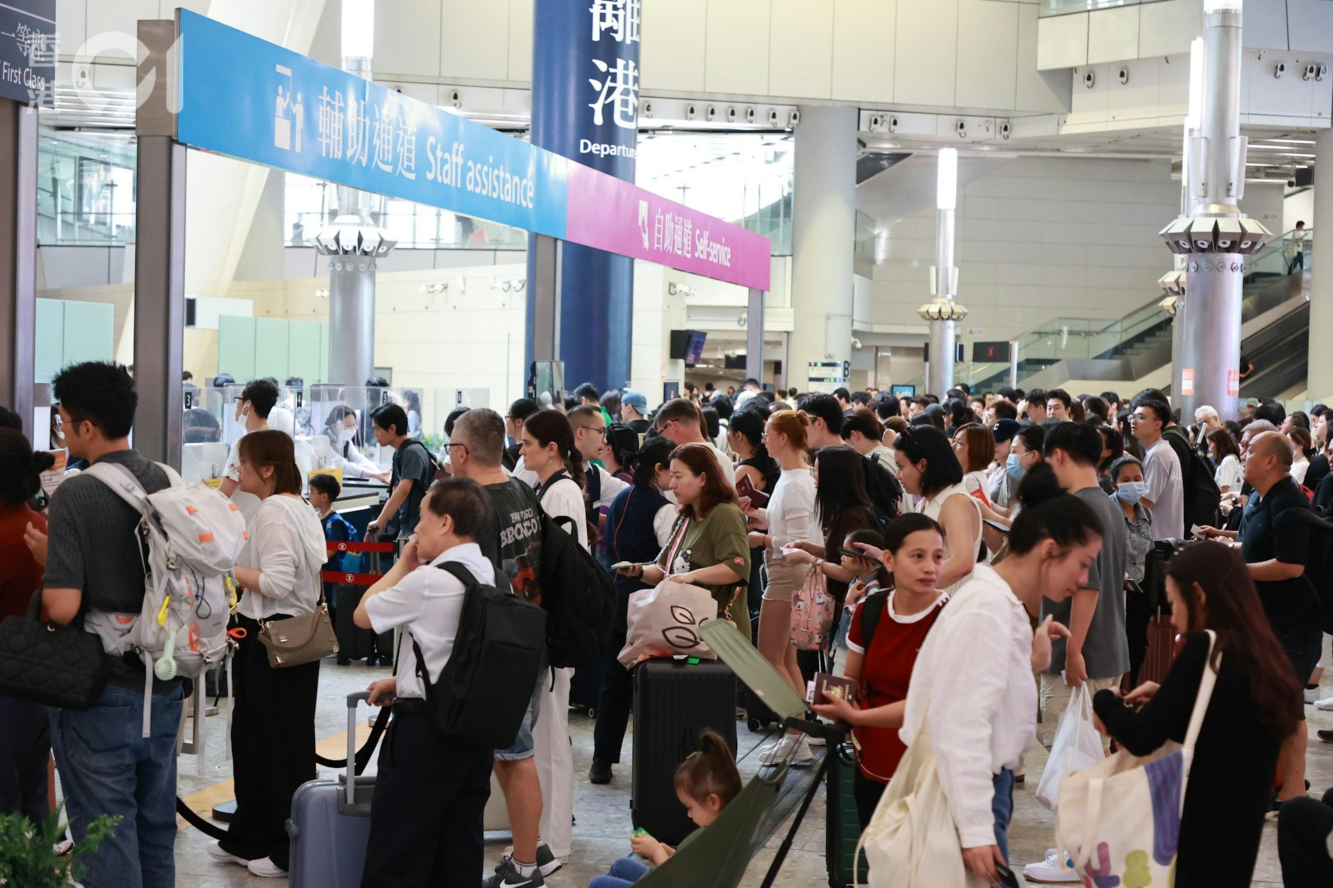 今日(17日)中午西九龙高铁站离境处人头涌涌,但未算挤逼。