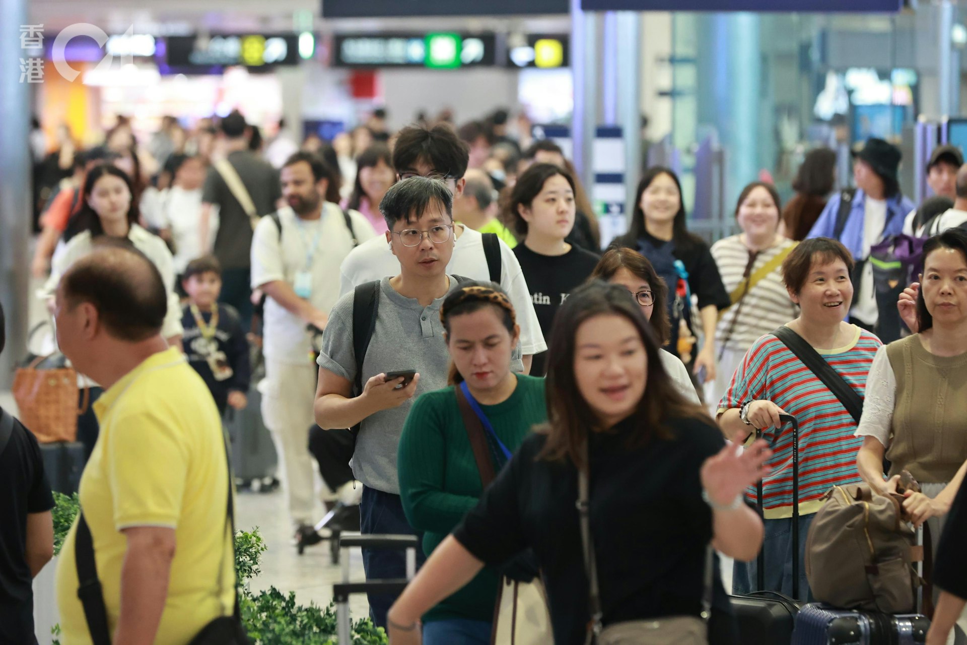 今日(17日)中午西九龙高铁站离境处人头涌涌,但未算挤逼。