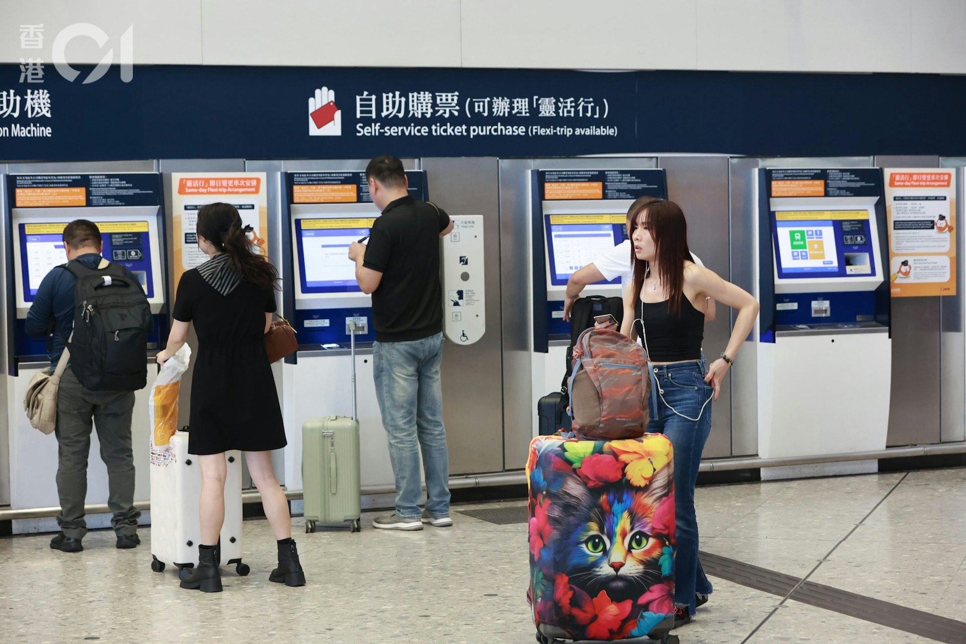 今日(17日)中午西九龙高铁站离境处人头涌涌,但未算挤逼。