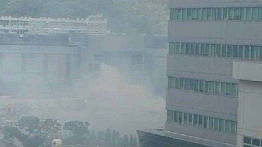 將軍澳TVB電視城空地起火煙霧瀰漫 消防到場撲熄