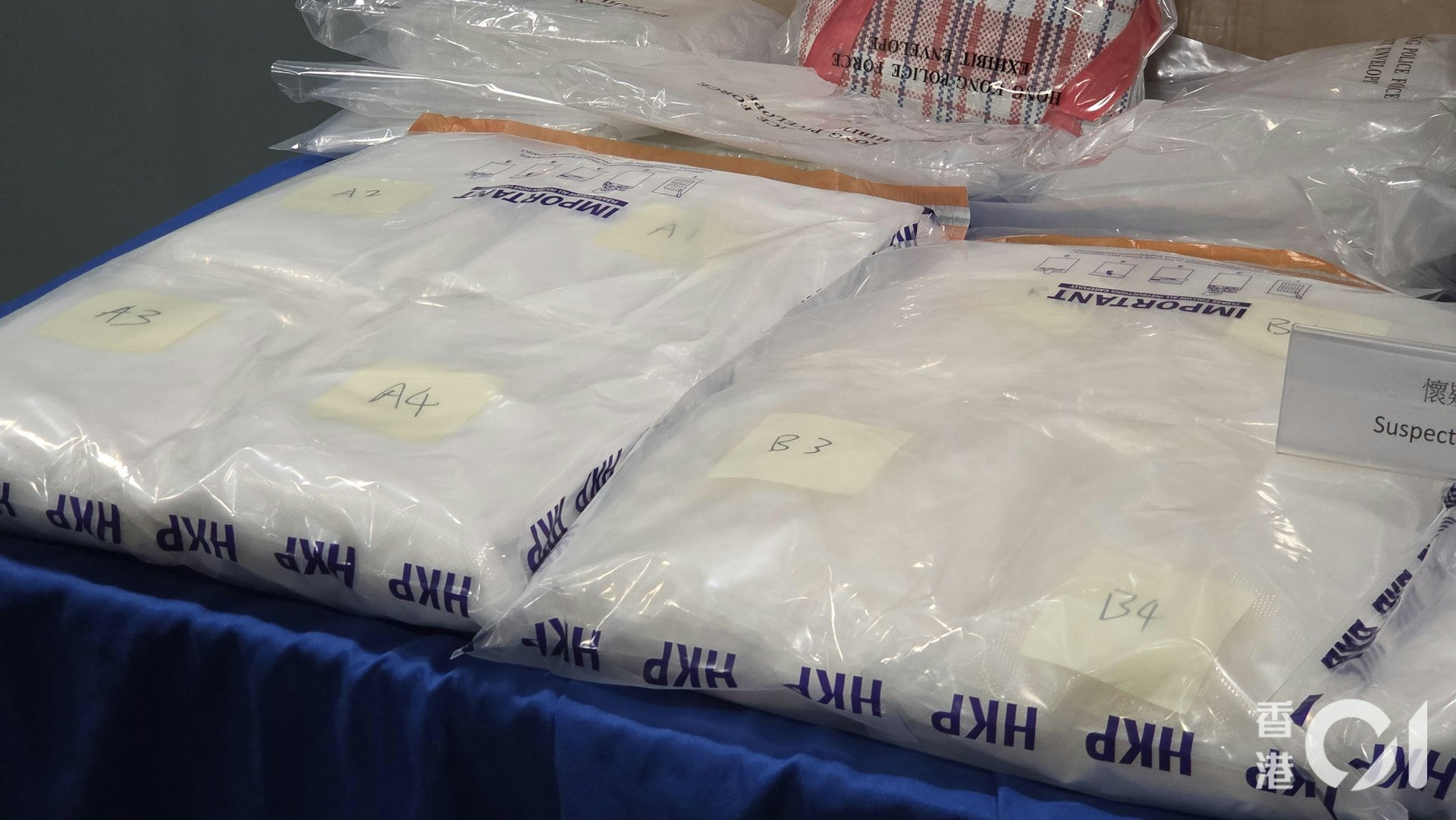 警方共检获16包、每包约重2公斤,即合共约32公斤怀疑氯胺酮,毒品市值超过1,300万港元。