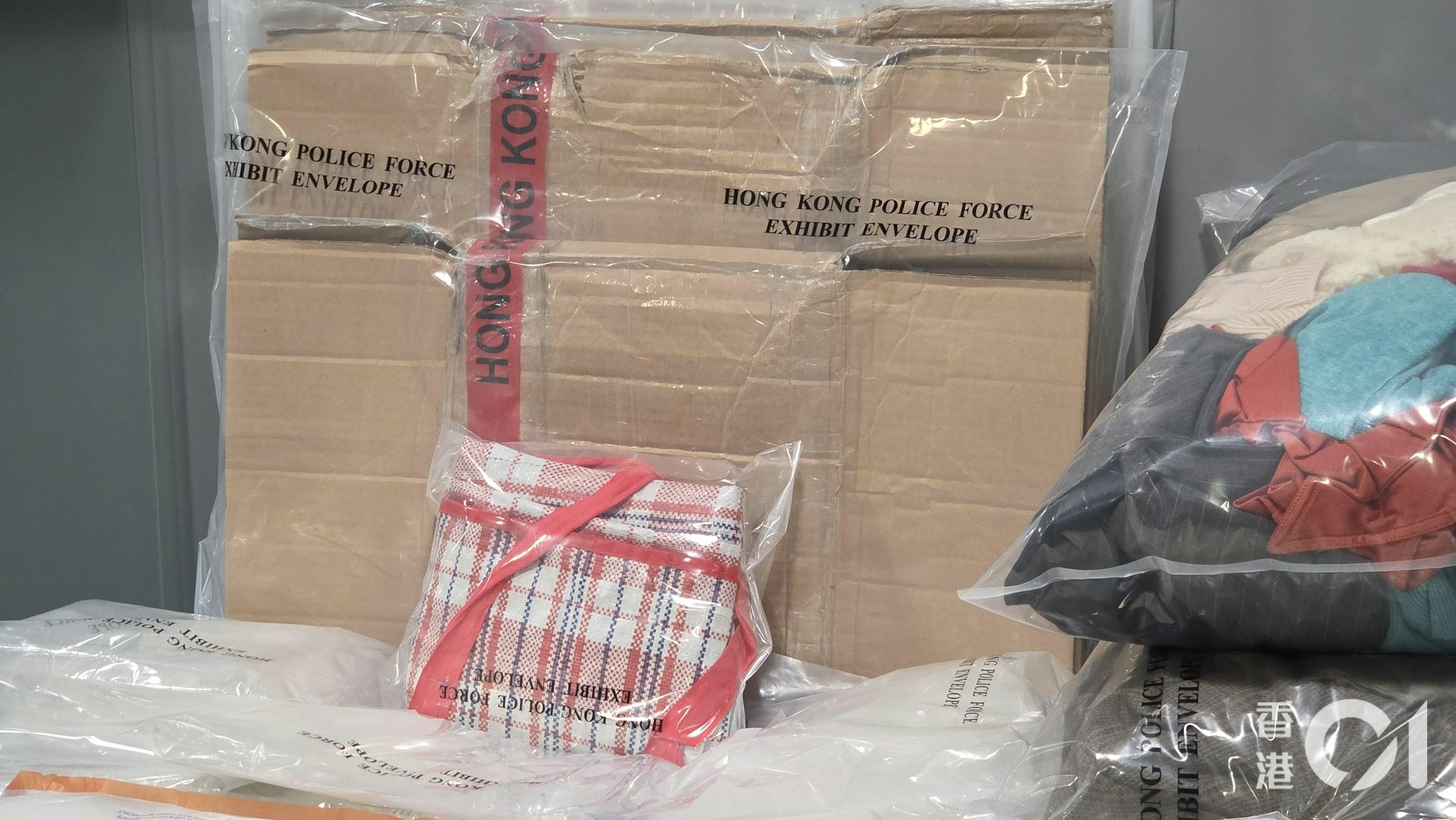 警方共检获16包、每包约重2公斤,即合共约32公斤怀疑氯胺酮,毒品市值超过1,300万港元。