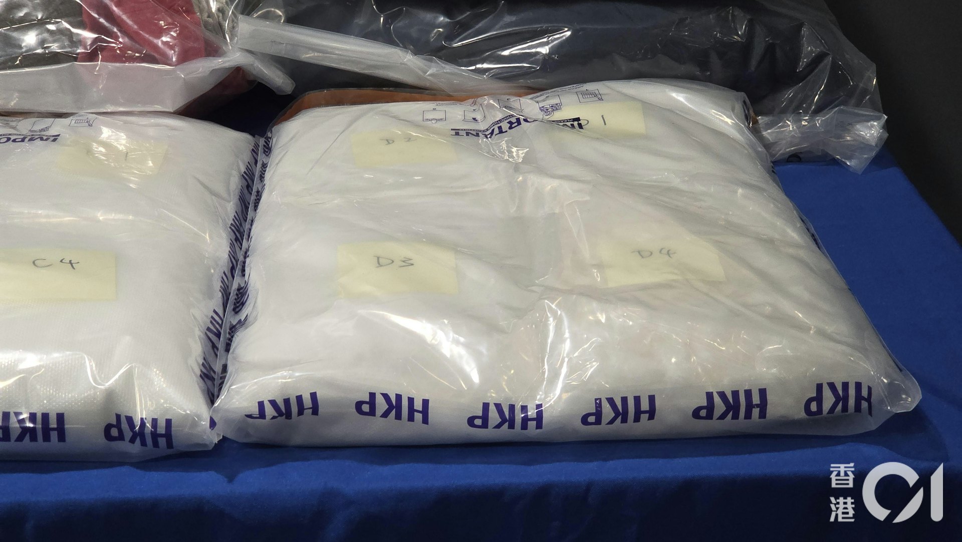 警方共检获16包、每包约重2公斤,即合共约32公斤怀疑氯胺酮,毒品市值超过1,300万港元。