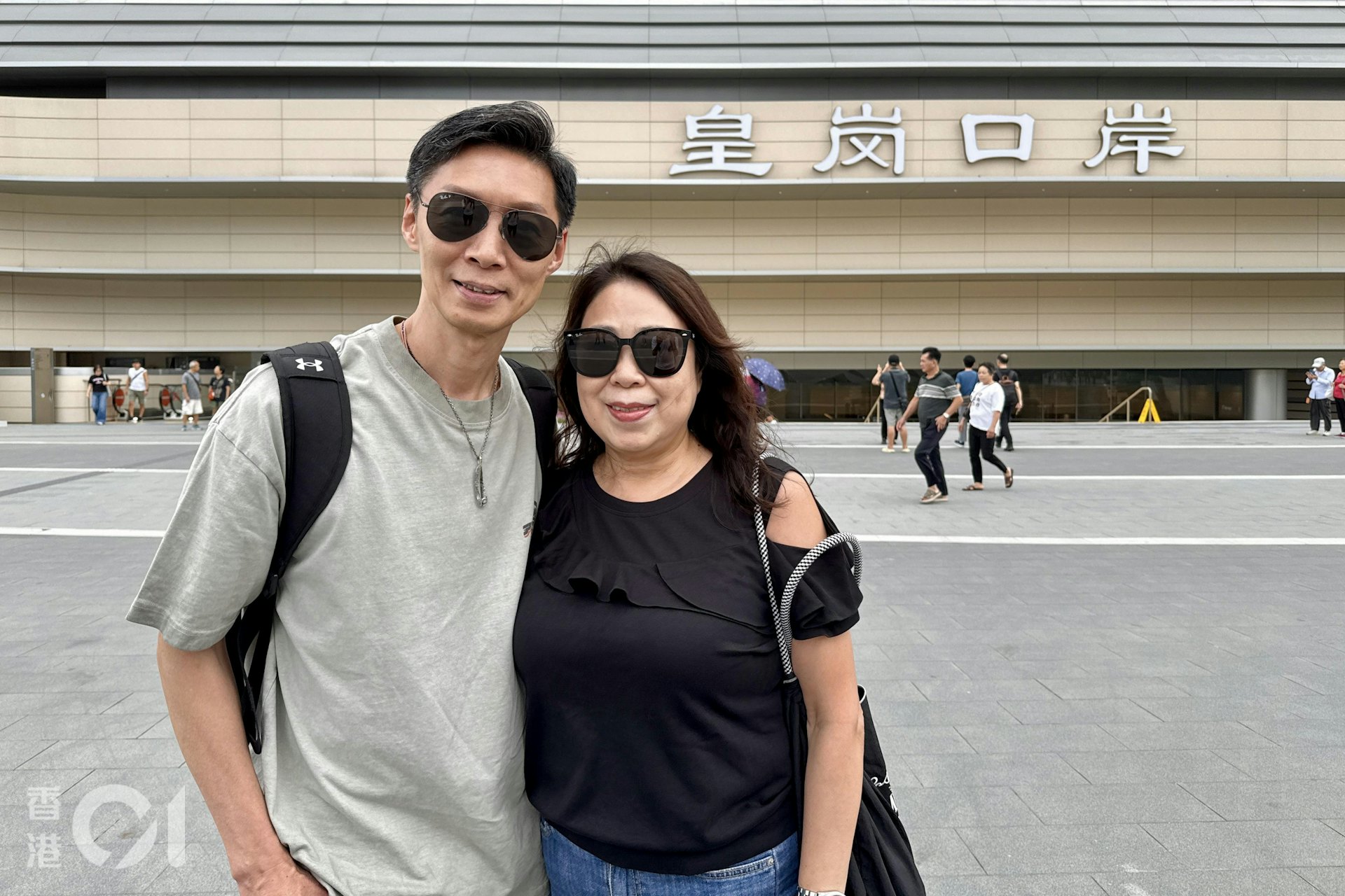 居于屯门的何姓夫妇,平时经深圳湾口岸北上,今日特地乘坐城巴B15号线,经新皇岗口岸过关。