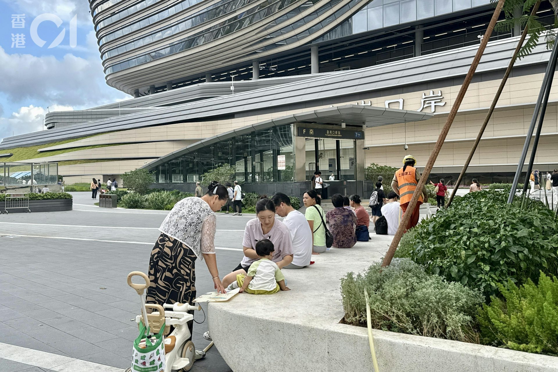 新皇岗口岸本周一(12日)启用,今日(17日)是启用后首个周末,也是重阳节小黄金周首日,不少市民特地经新皇岗口岸北上深圳。