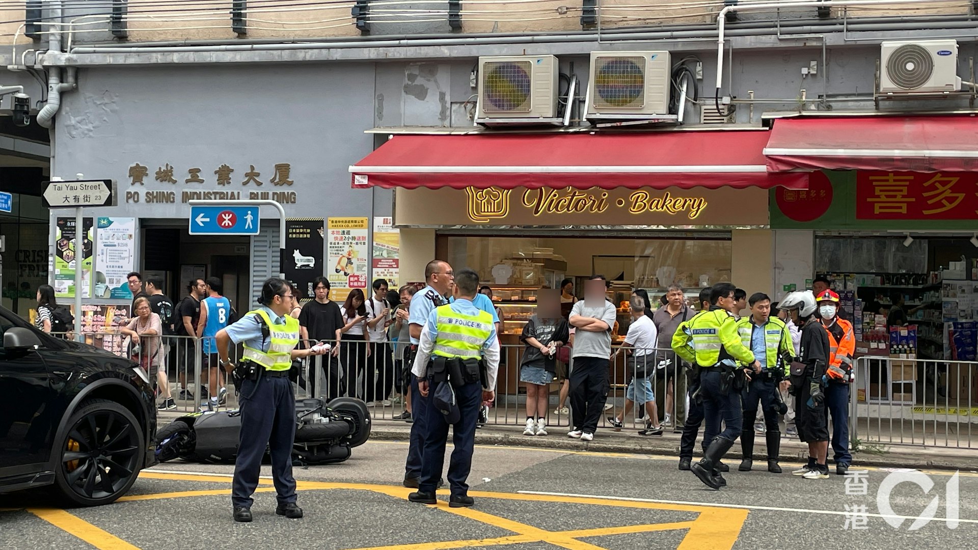 一辆私家车与一辆电单车在新蒲岗双喜街及大有街相撞,铁骑士报称脚部受伤。