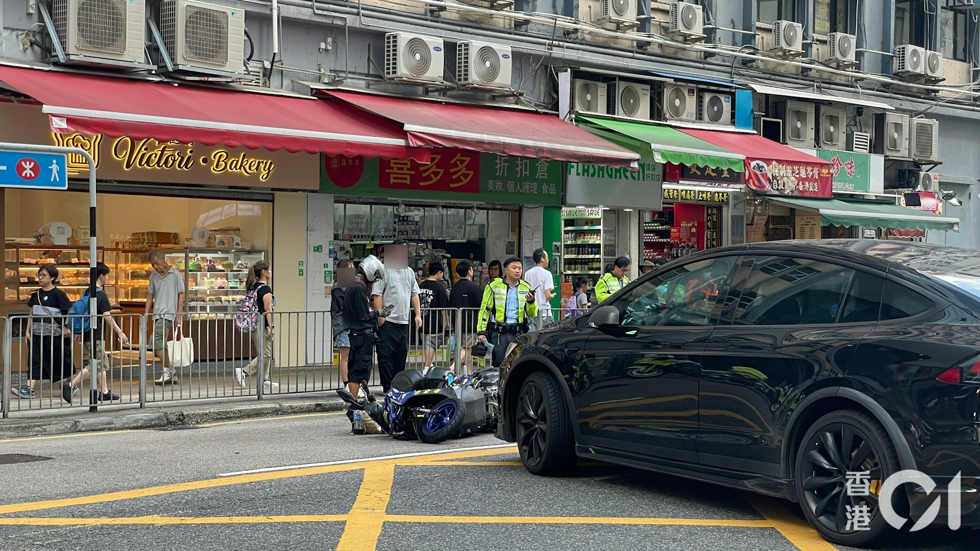 新蒲岗大有街车祸:私家车与电单车撞击,骑士脚部受伤拒绝就医 新蒲岗大有街车祸:私家车与电单车撞击,骑士脚部受伤拒绝就医