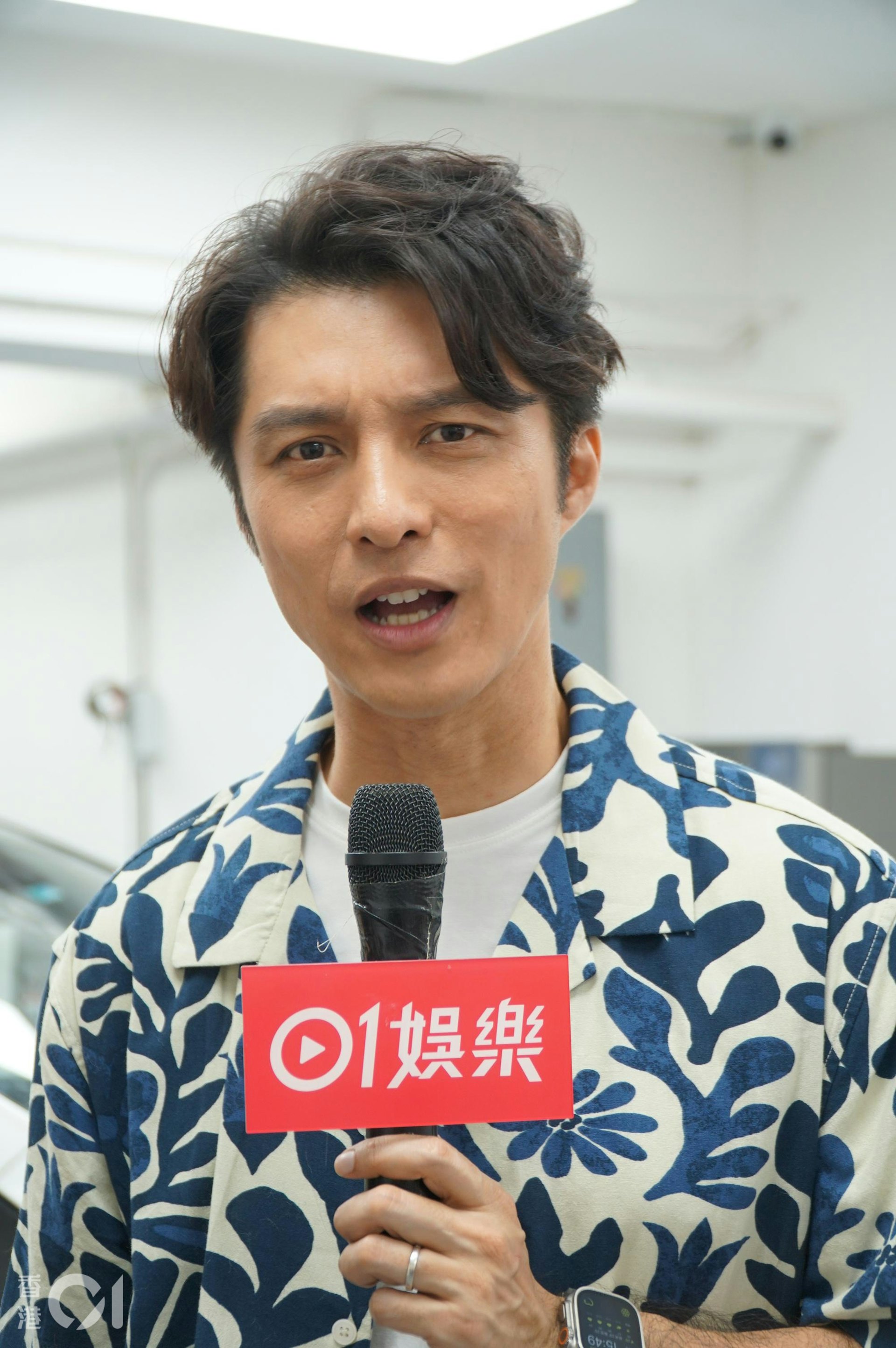 嘉乐拍鬼片时见到戏中道具公仔眨眼,事后再问道具组同事,方知原来公仔「未除灵」。