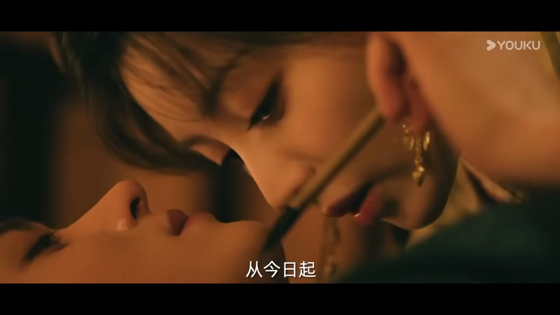 田曦薇在《嫁金钗》中一人分饰两角,分别是以倒夜香为生的真千金魏娆(阿丑)与骄纵的假千金君黛。(《嫁金钗》剧照)