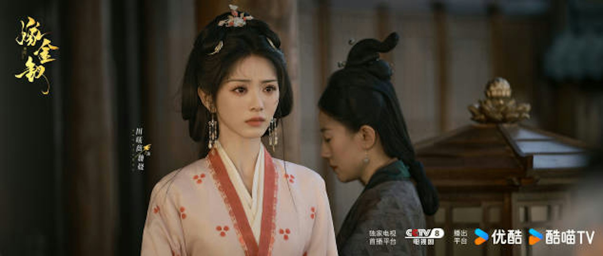 《嫁金钗》讲述底层少女阿丑因容貌酷似伯府千金,被迫替嫁入英国公府,为战伤昏迷的世子陆濯「冲喜」。(微博@嫁金钗官微)