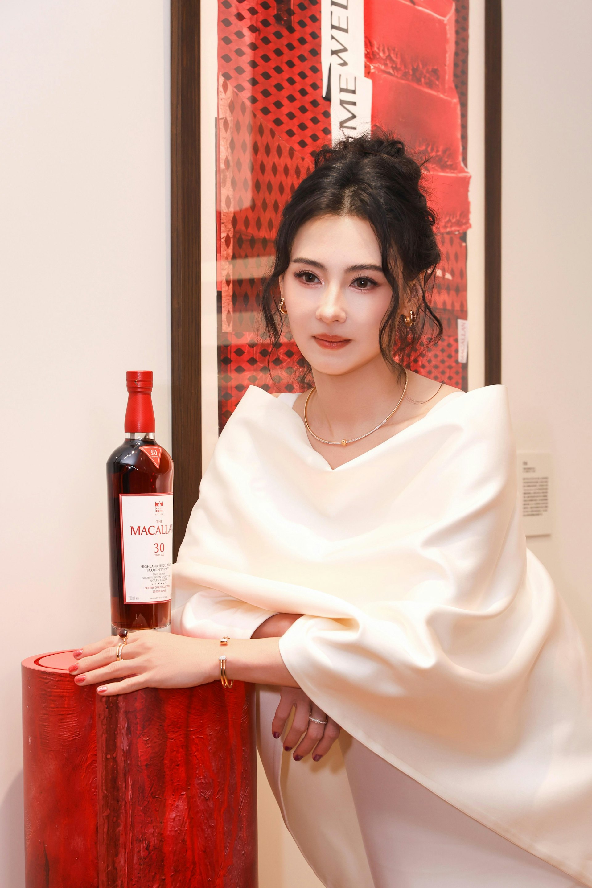 张柏芝一袭白裙优雅亮相深圳湾麦卡伦限时活动。