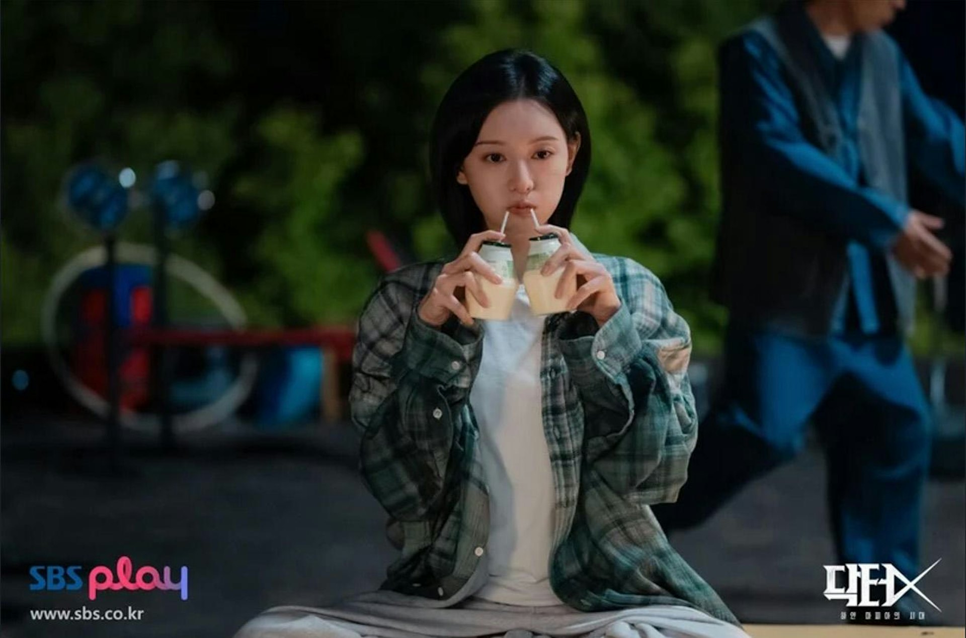 韩版除了喝糖浆,也喝香蕉牛奶、吃即食面及玩大富翁。(IG@sbsdrama.official)