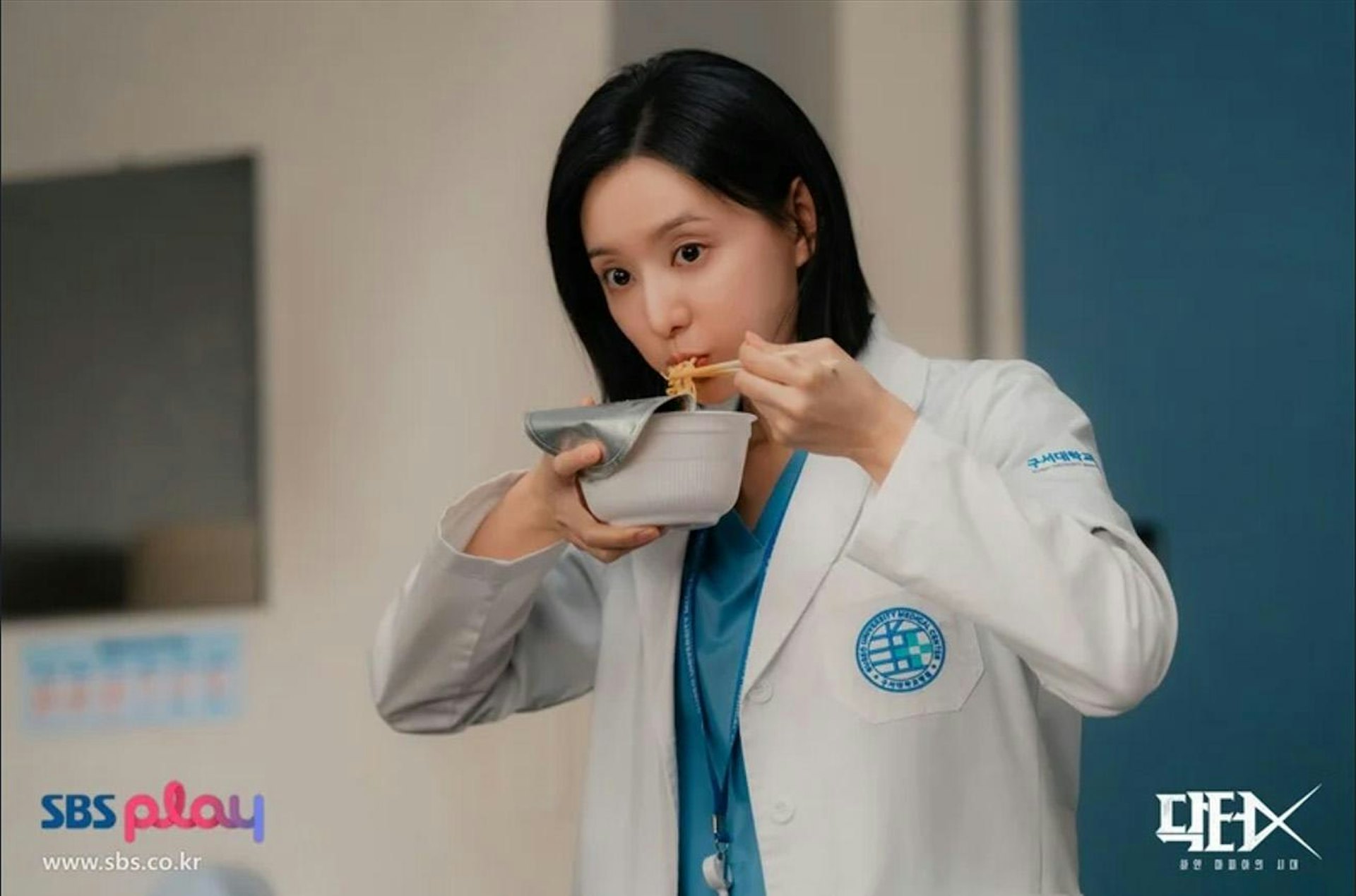 韩版除了喝糖浆,也喝香蕉牛奶、吃即食面及玩大富翁。(IG@sbsdrama.official)
