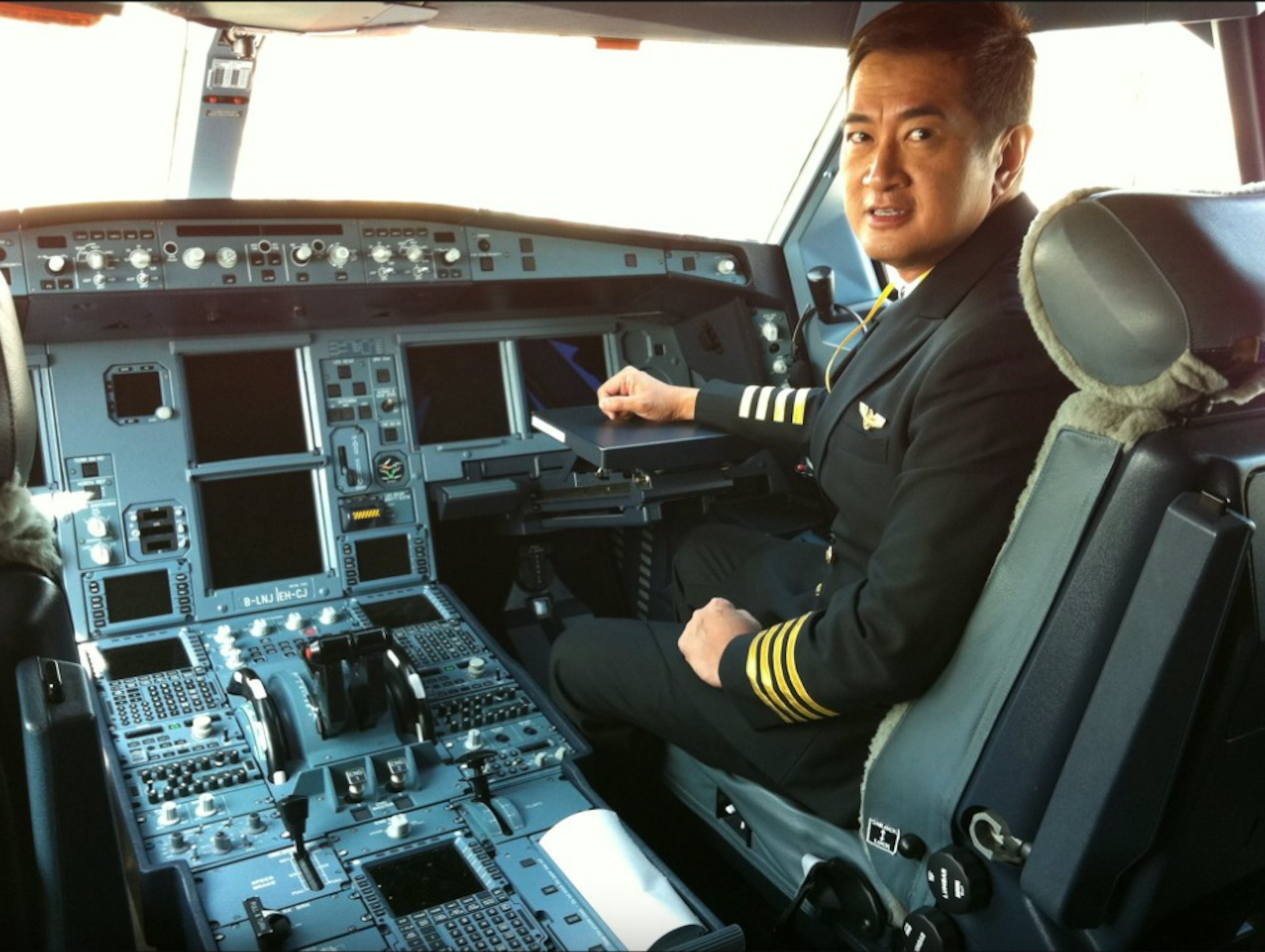 邓梓峰识驾驶小型飞机。(IG@patrick_dunn_official)