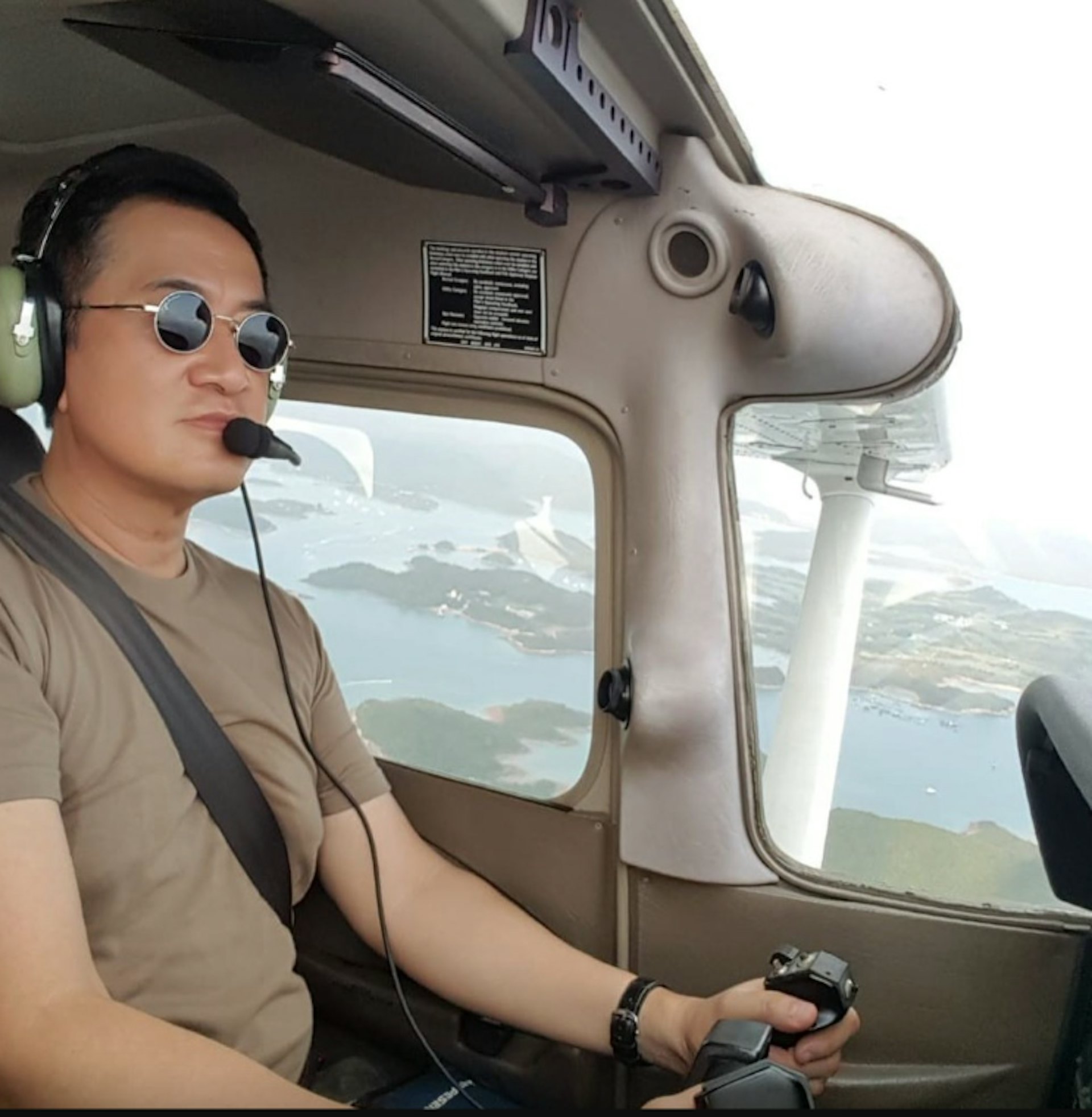邓梓峰识驾驶小型飞机。(IG@patrick_dunn_official)